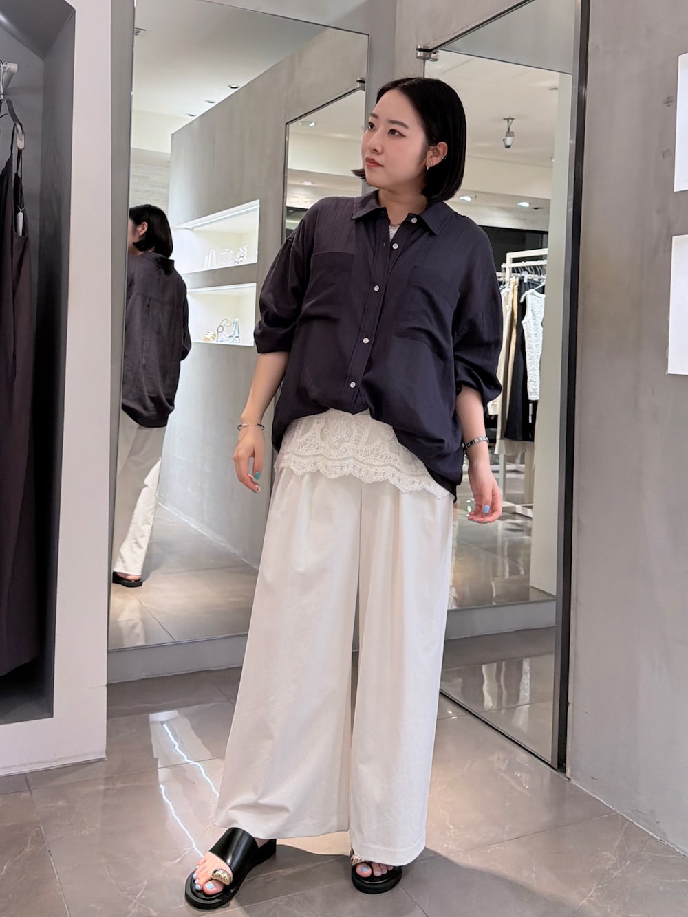 グレー系のシャツ/ブラウス、ホワイト系のシャツ/ブラウス、ホワイト系のその他パンツを着用したレディースの夏コーディネートの1枚目の写真
