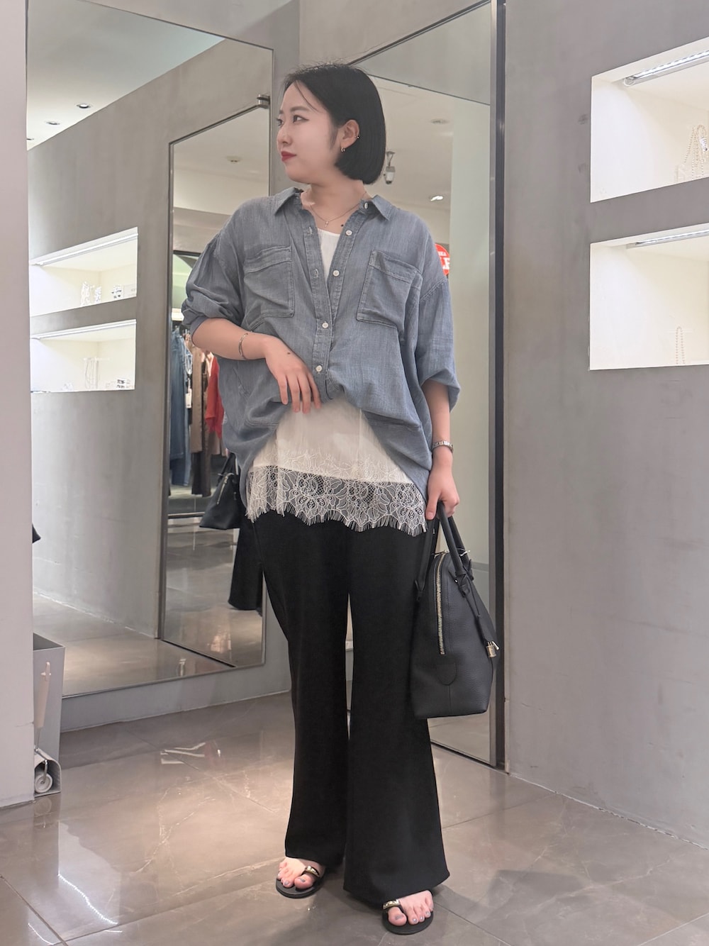 ブルー系のシャツ/ブラウス、ホワイト系のシャツ/ブラウス、ブラック系のその他パンツを着用したレディースの夏コーディネートの1枚目の写真