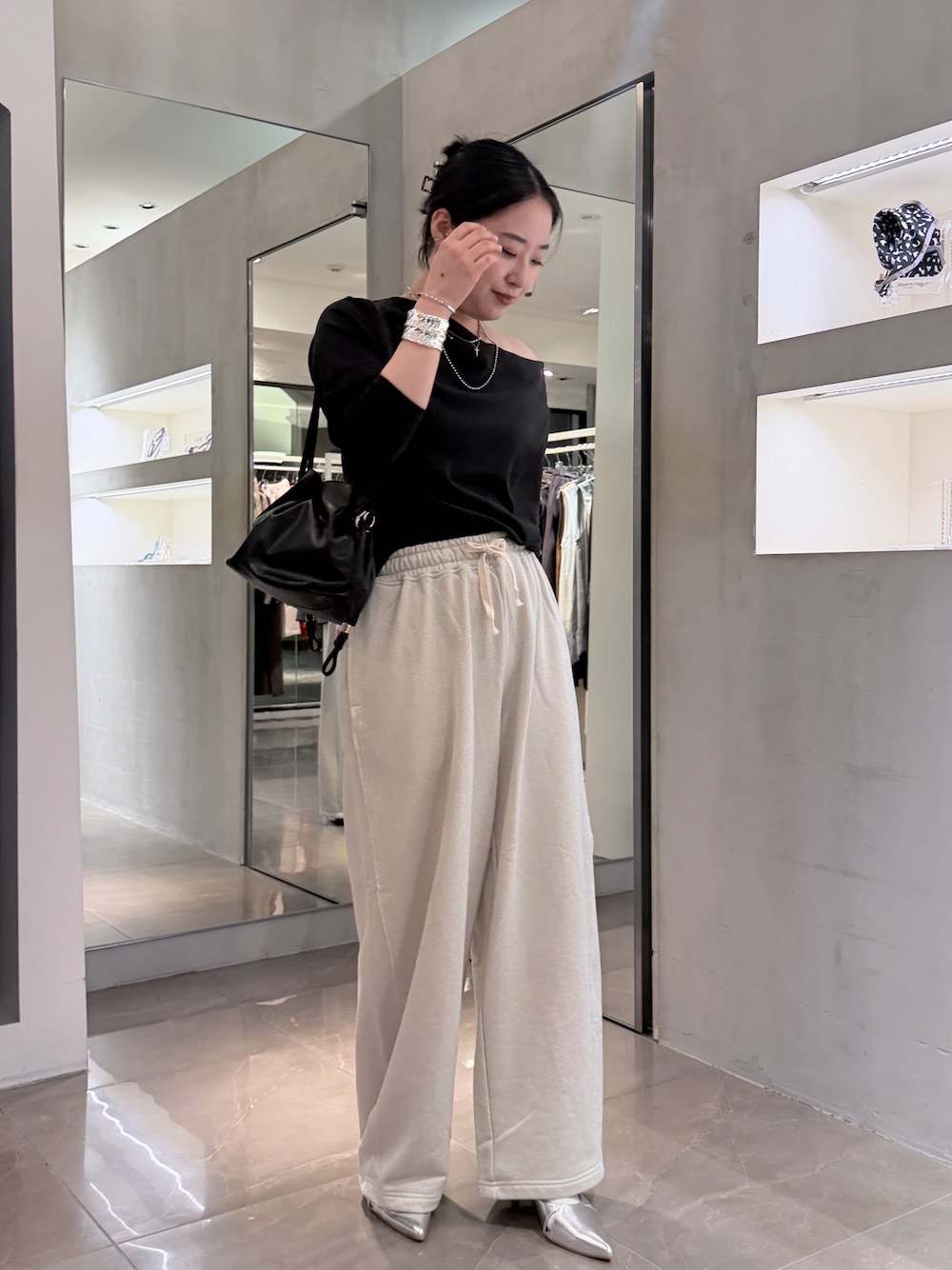 ホワイト系のスウェットパンツ、ブラック系のTシャツ/カットソー、ブラック系のトートバッグを着用したレディースの秋コーディネートの1枚目の写真