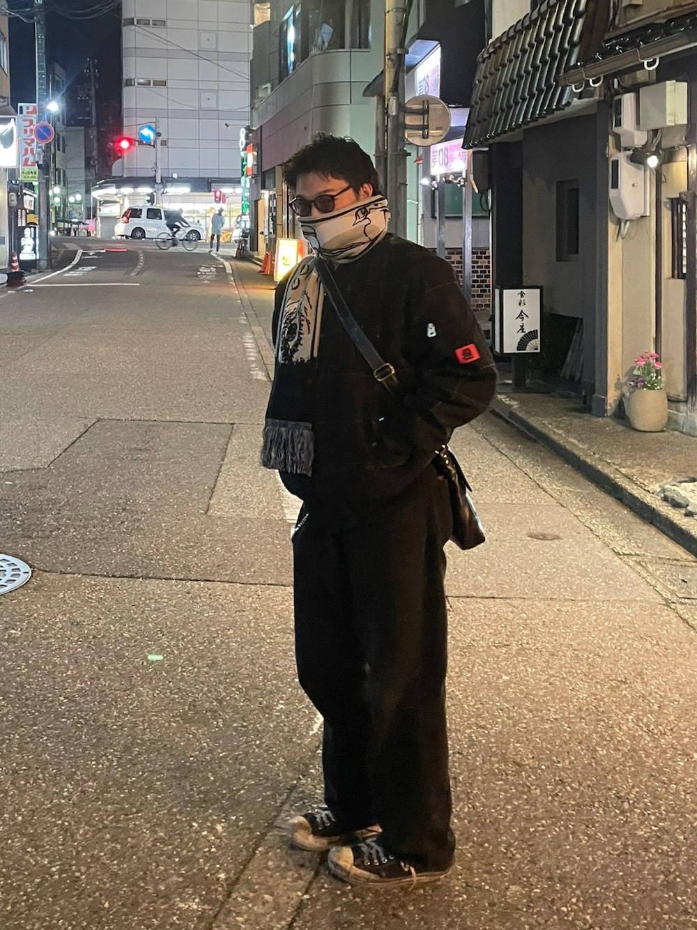 「CONVERSEのアイテム（スニーカー、ブラック系）」を使った、toumorokoshiboyさん（メンズ・165cm）の春コーディネートの1枚目の写真
