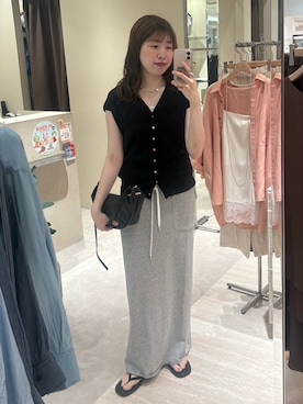 「RIVE DROITE（リヴドロワ）の【接触冷感/UVカット/ウォッシャブル】クールタッチUV Vネックベスト　(夏服/オフィスカジュアル)（ニット/セーター、ブラック系）」を使った、nahoさん（レディース・161cm）の夏コーディネート