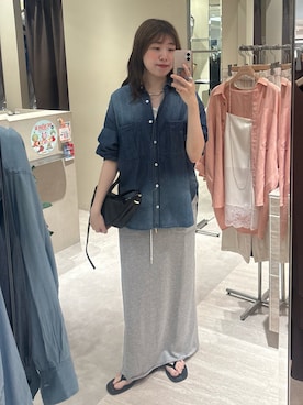 「RIVE DROITE（リヴドロワ）の【A・MONN】【手洗い可能】ライトタックデニムシャツ（シャツ/ブラウス、ブルー系）」を使った、nahoさん（レディース・161cm）の夏コーディネート