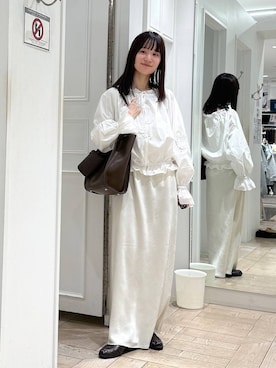 「LOWRYS FARM（ローリーズファーム）のストレッチサテンスカート　 290120（スカート、ホワイト系）」を使った、riidayooさん（レディース）の春コーディネート