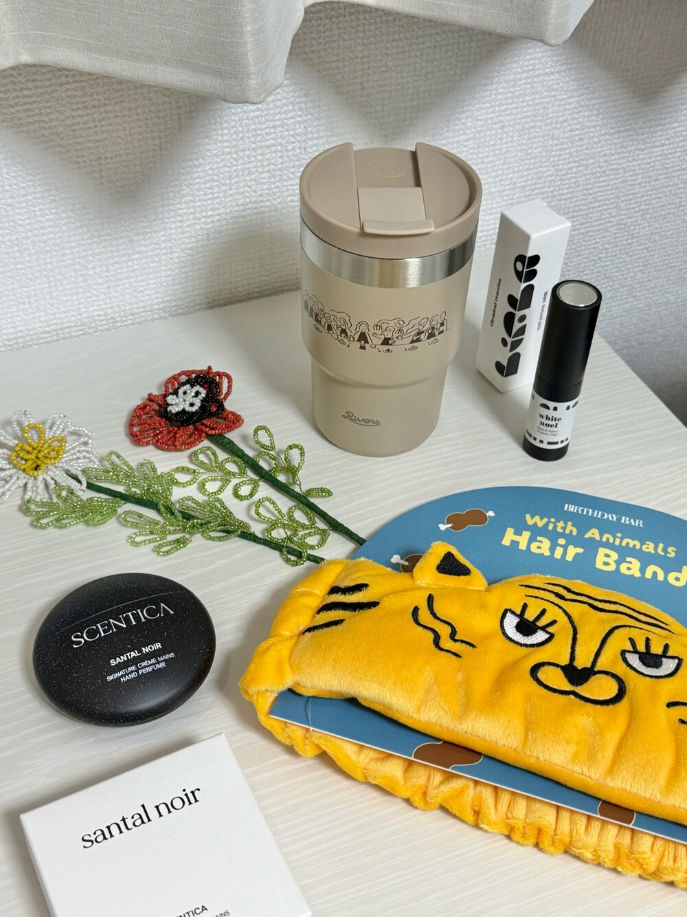 ホワイト系のフラワーベース、イエロー系のハンドケア/ハンドクリーム、ブルー系のルームフレグランス/お香を着用したレディースの秋コーディネートの1枚目の写真