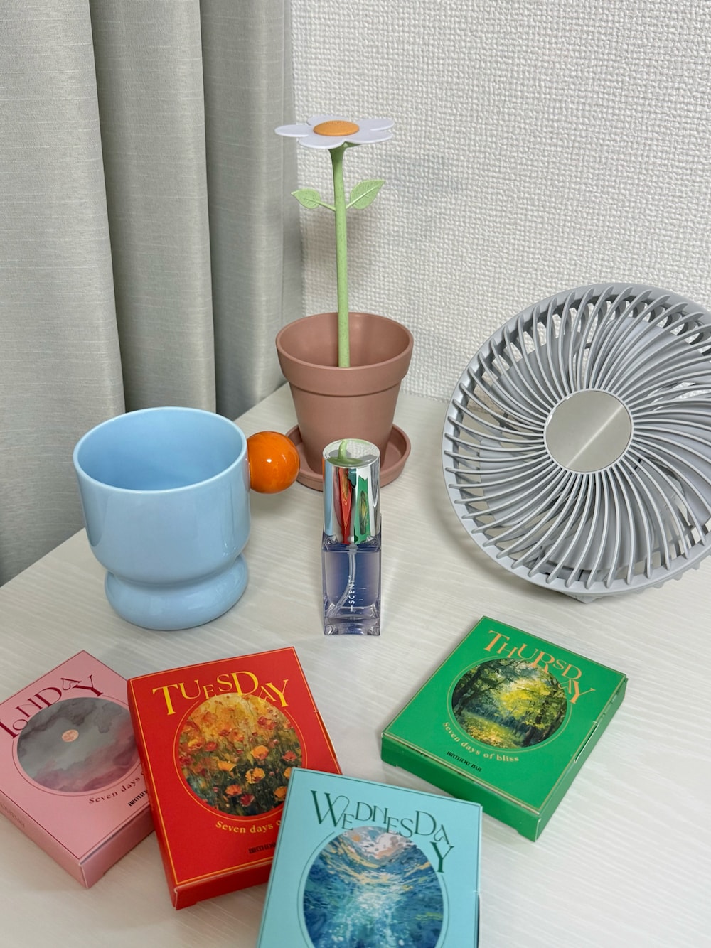 ブルー系のグラス/マグカップ/タンブラー、ブルー系の入浴剤・バスケアを着用したレディースの春コーディネートの1枚目の写真