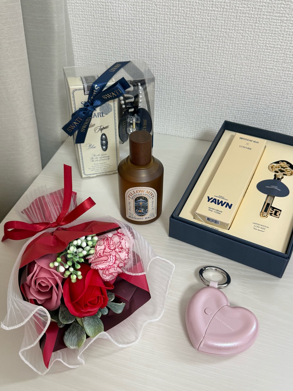 ブルー系のハンドケア/ハンドクリーム、その他のルームフレグランス/お香、レッド系のインテリア雑貨を着用したレディースの春コーディネートの1枚目の写真