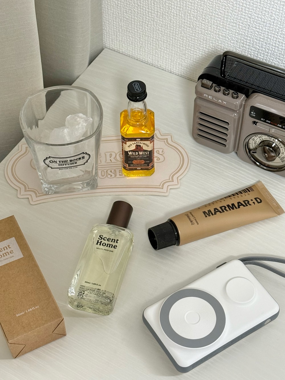 ブラック系のルームフレグランス/お香、その他のハンドケア/ハンドクリーム、その他のルームフレグランス/お香を着用したレディースの冬コーディネートの1枚目の写真