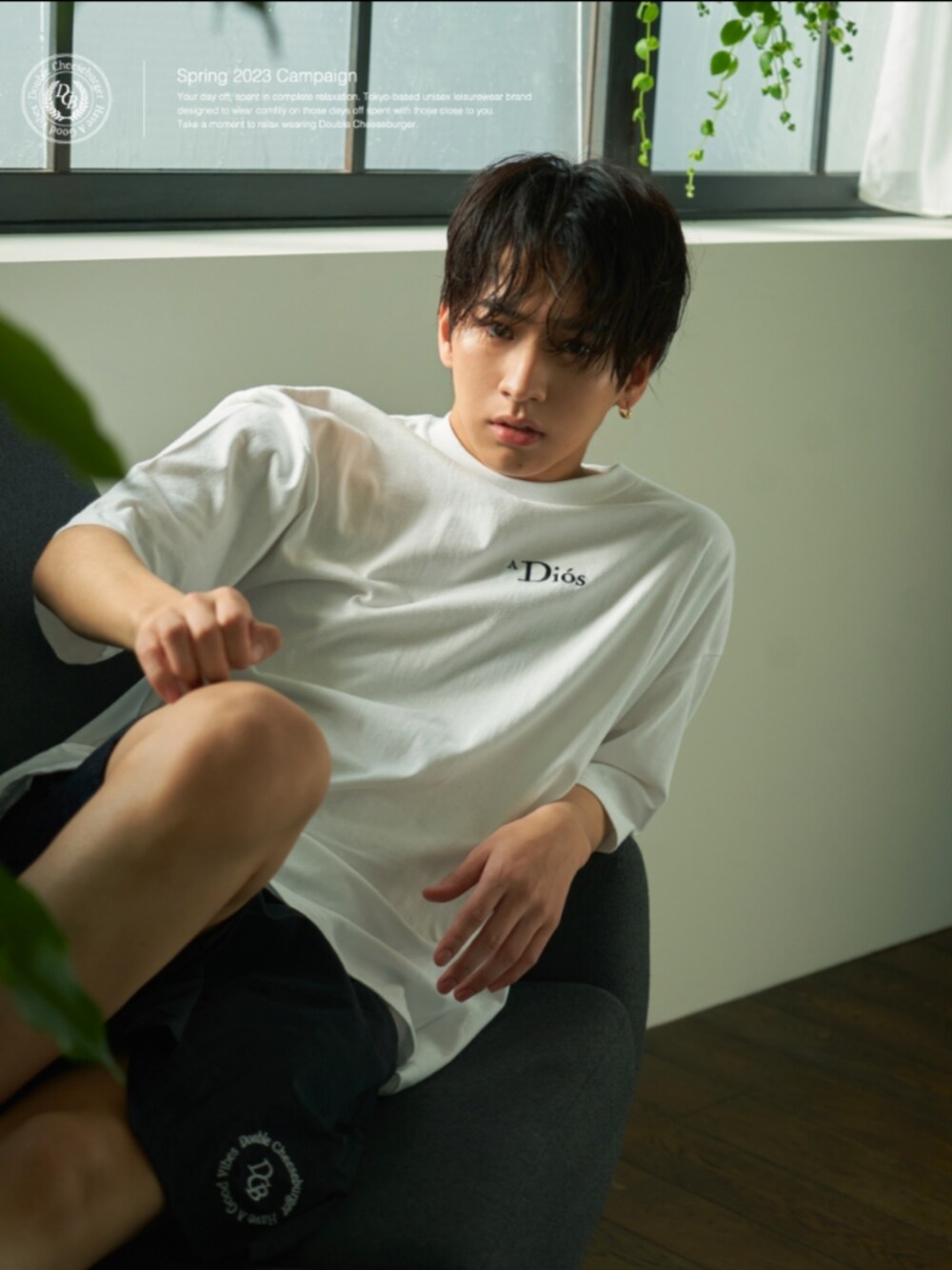 ホワイト系のTシャツ/カットソー、ブラック系のその他パンツを着用したメンズの夏コーディネートの1枚目の写真