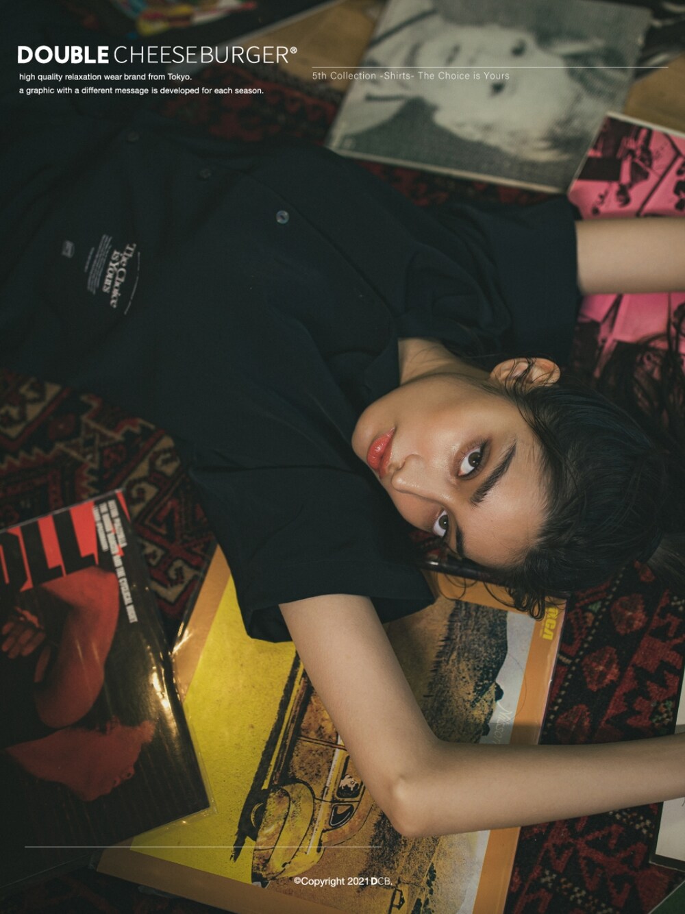 ブラック系のシャツ/ブラウスを着用したレディースの夏コーディネートの1枚目の写真