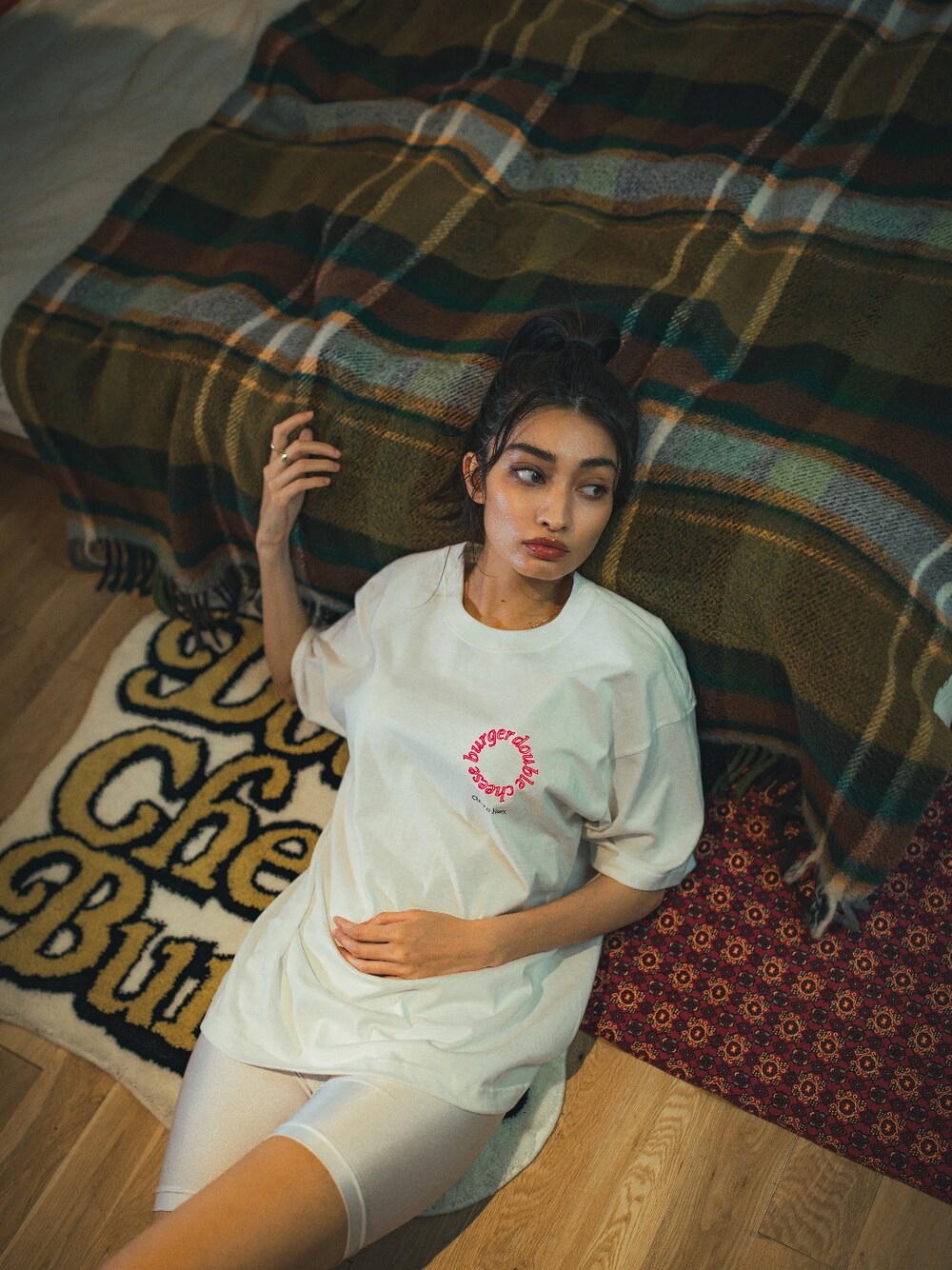 ホワイト系のTシャツ/カットソーを着用したレディースの夏コーディネートの1枚目の写真