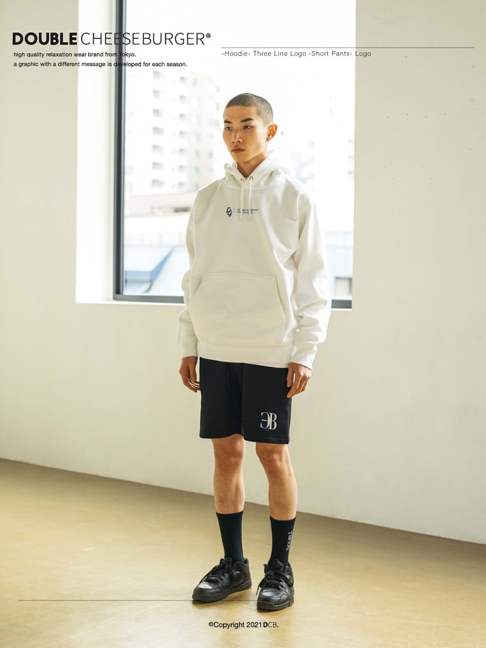 ホワイト系のパーカー、ブラック系のスウェットパンツ、ブラック系のソックス/靴下を着用したメンズの春コーディネートの1枚目の写真