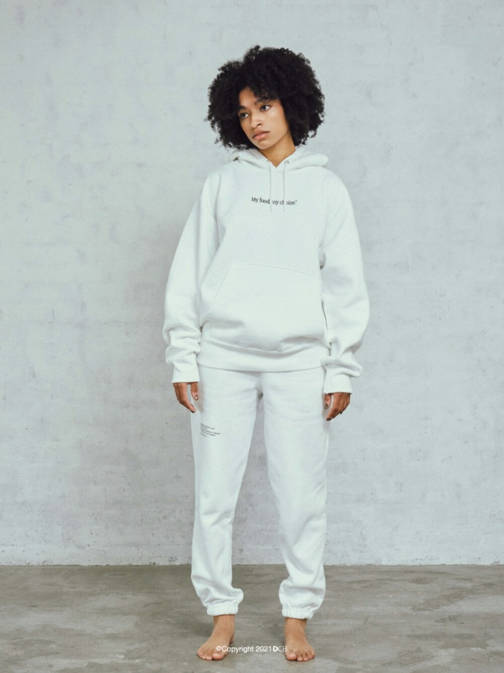 ホワイト系のパーカー、ホワイト系のスウェットパンツを着用したレディースの秋コーディネートの1枚目の写真