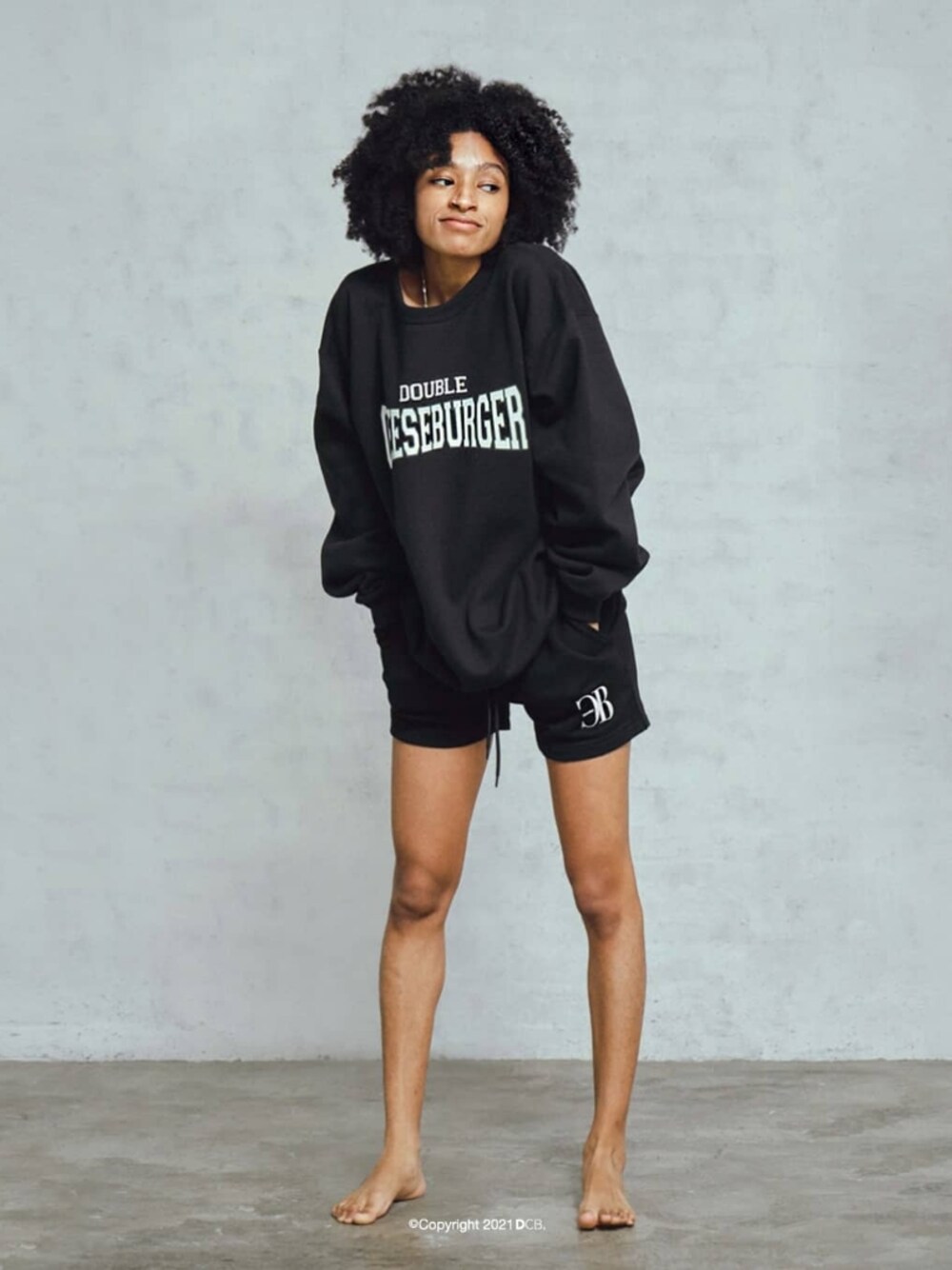 ブラック系のスウェット、ブラック系のスウェットパンツを着用したレディースの秋コーディネートの1枚目の写真