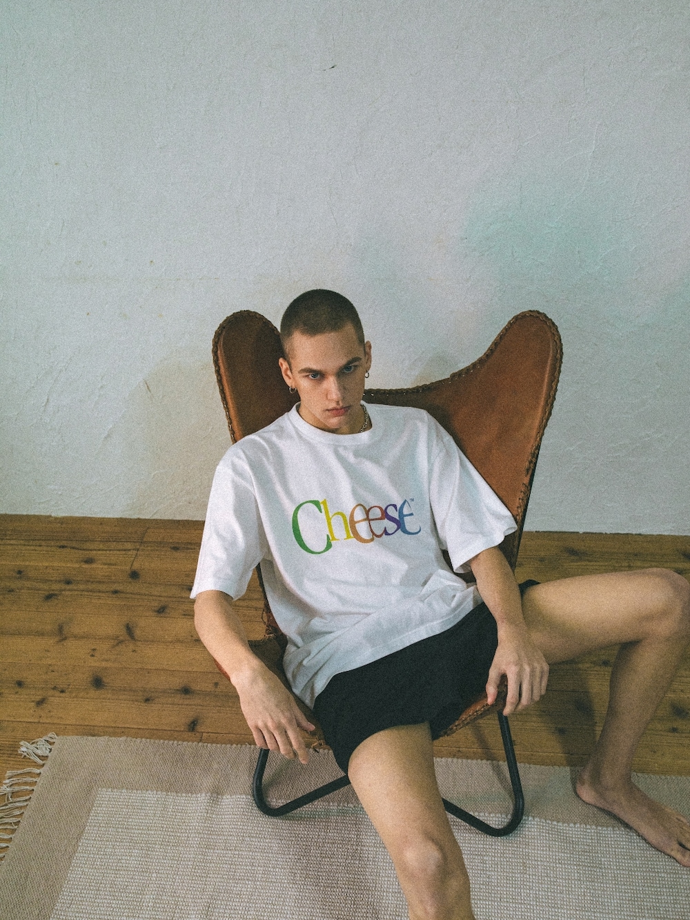 ホワイト系のTシャツ/カットソーを着用したメンズの夏コーディネートの1枚目の写真