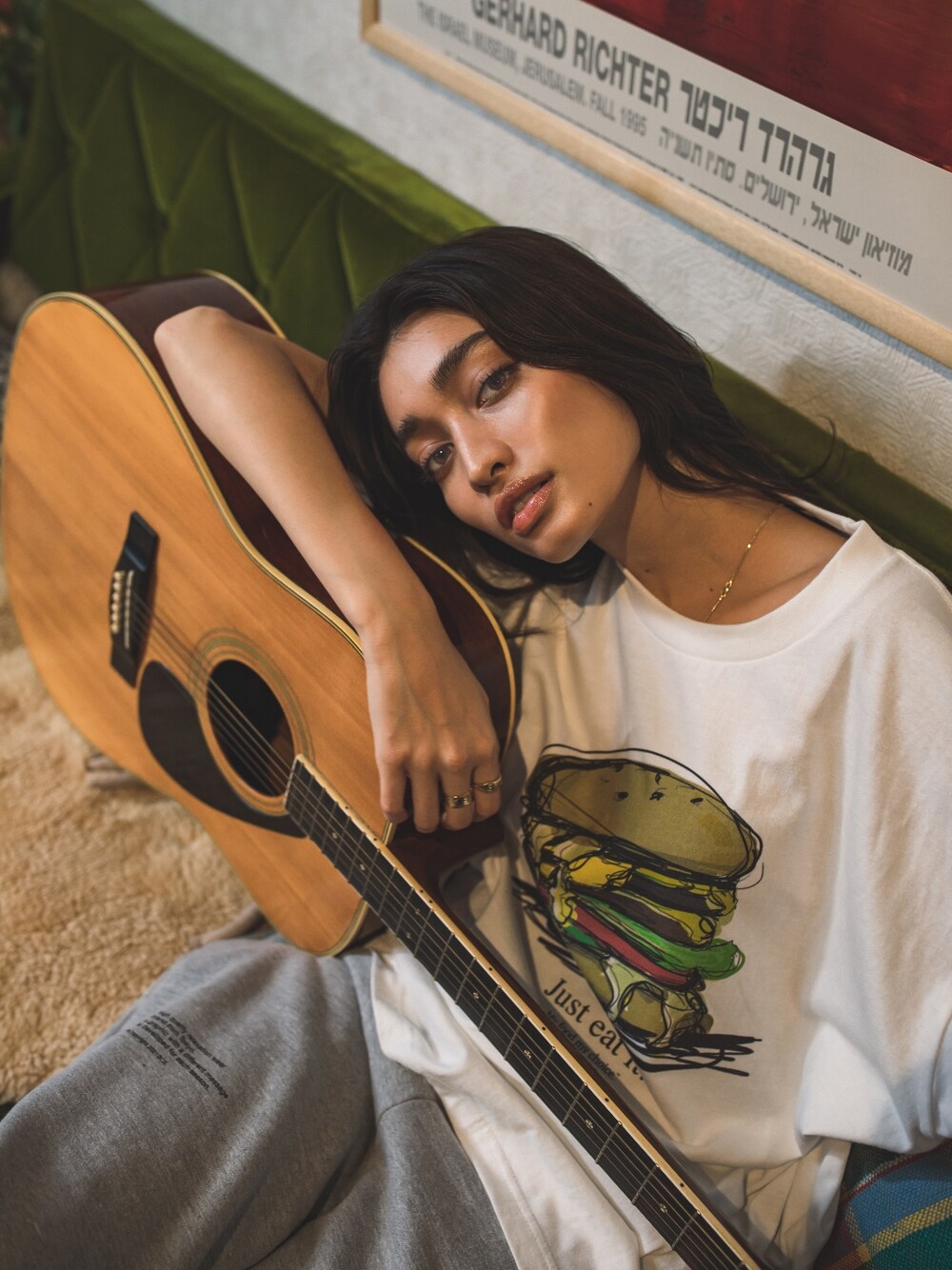 ホワイト系のTシャツ/カットソー、グレー系のスウェットパンツを着用したレディースの夏コーディネートの1枚目の写真