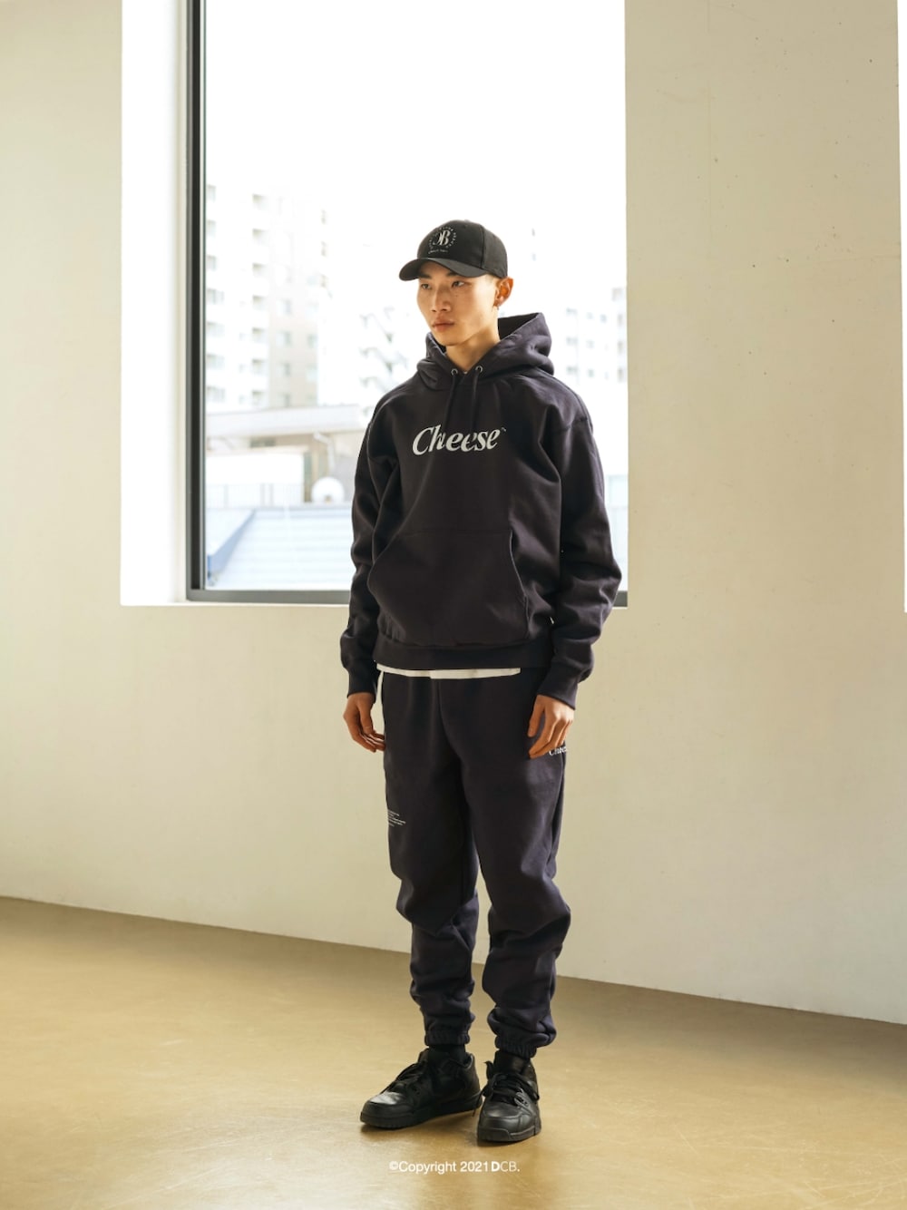 ブルー系のスウェットパンツ、ブラック系のパーカーを着用したメンズの冬コーディネートの1枚目の写真