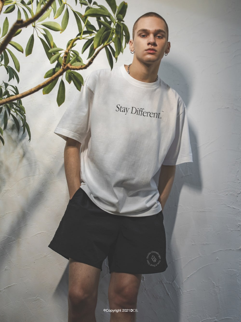 ホワイト系のTシャツ/カットソー、ブラック系のその他パンツを着用したメンズの夏コーディネートの1枚目の写真