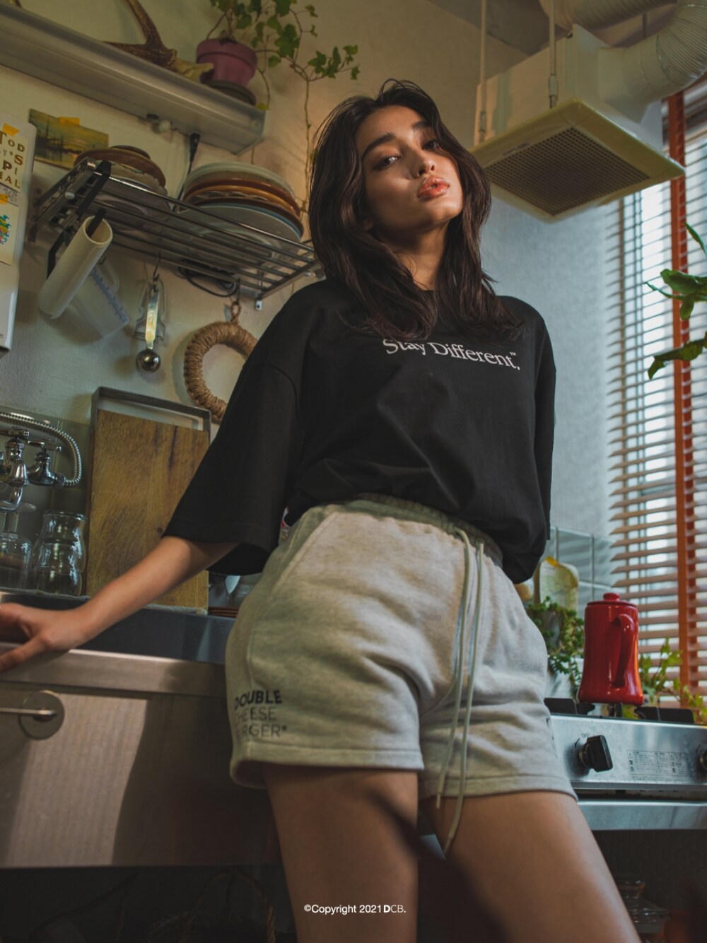 ブラック系のTシャツ/カットソー、グレー系のスウェットパンツを着用したレディースの夏コーディネートの1枚目の写真