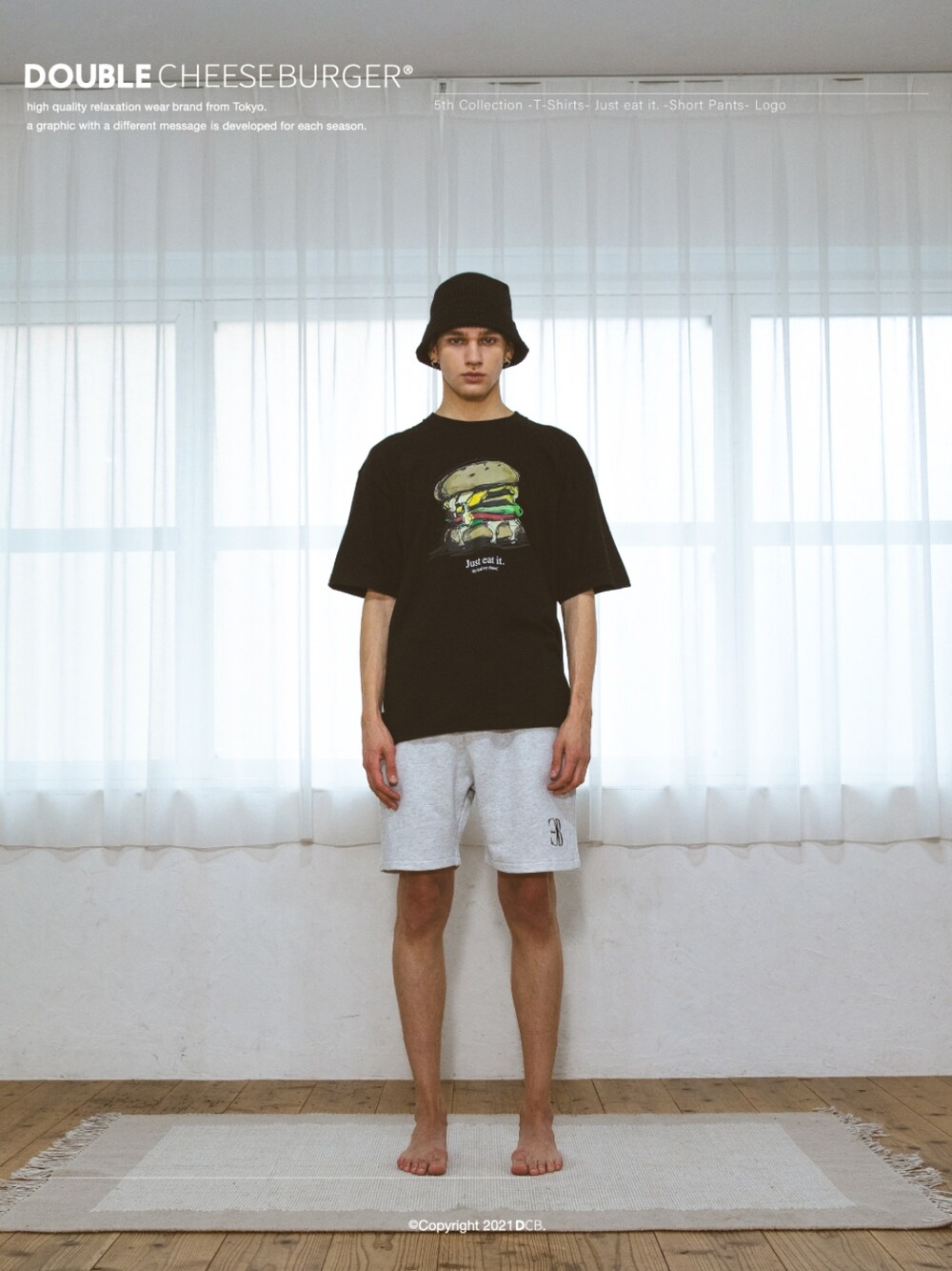 ブラック系のTシャツ/カットソー、グレー系のスウェットパンツを着用したメンズの夏コーディネートの1枚目の写真