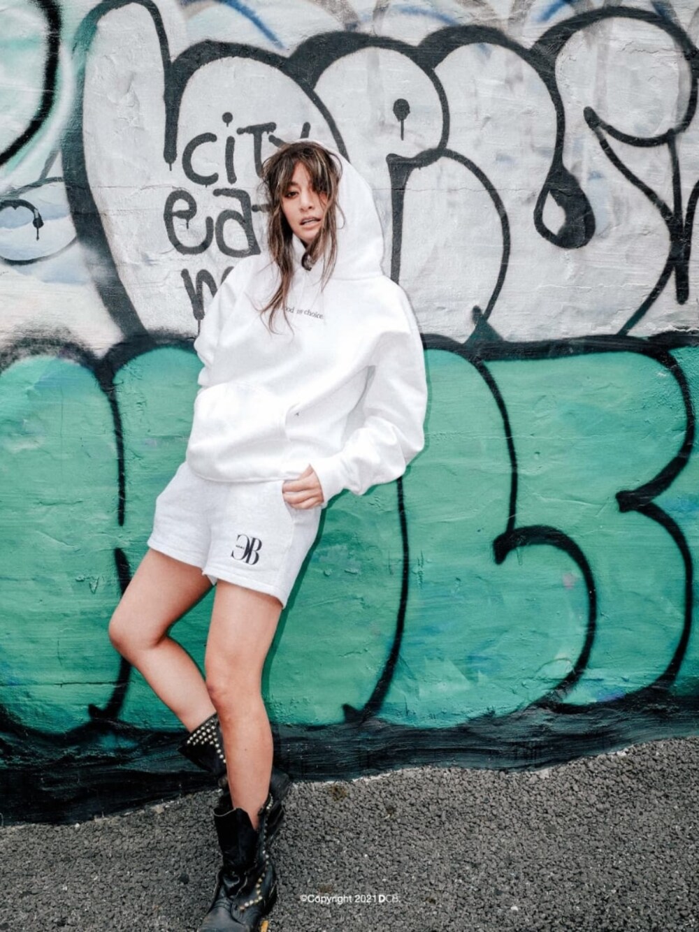 ホワイト系のパーカー、グレー系のスウェットパンツを着用したレディースの秋コーディネートの1枚目の写真