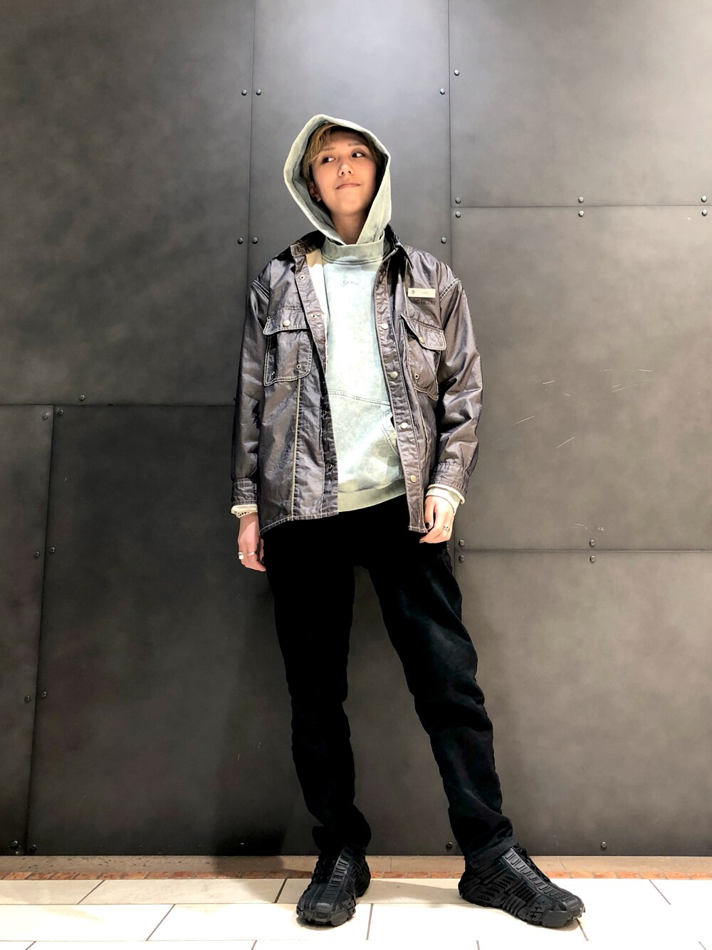 「2月、スニーカー、シャツスタイル、DIESEL」｜「DIESELのDIESEL SS22 メンズ  デニム ジョグジーンズ サステナブル（デニムパンツ、ブラック系）」を使った、Yunaさん（レディース・170cm）の冬コーディネートの1枚目の写真