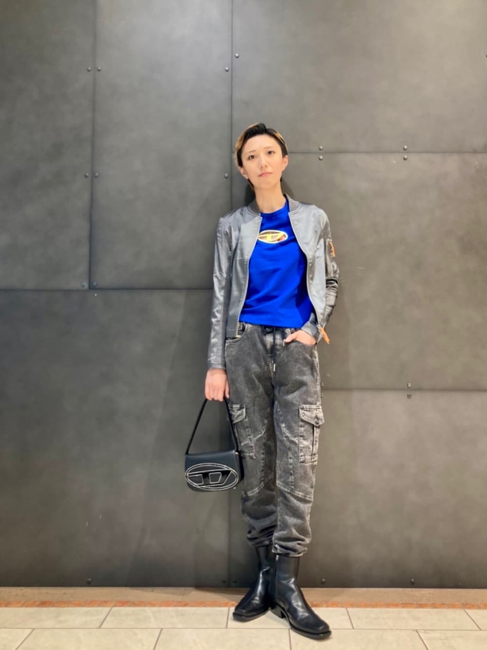 「8月、DIESELみなとみらい」｜「DIESELのFW22 レディース トラックデニム カーゴ ブラック（デニムパンツ、ブラック系）」を使った、Yunaさん（レディース・170cm）の夏コーディネートの1枚目の写真