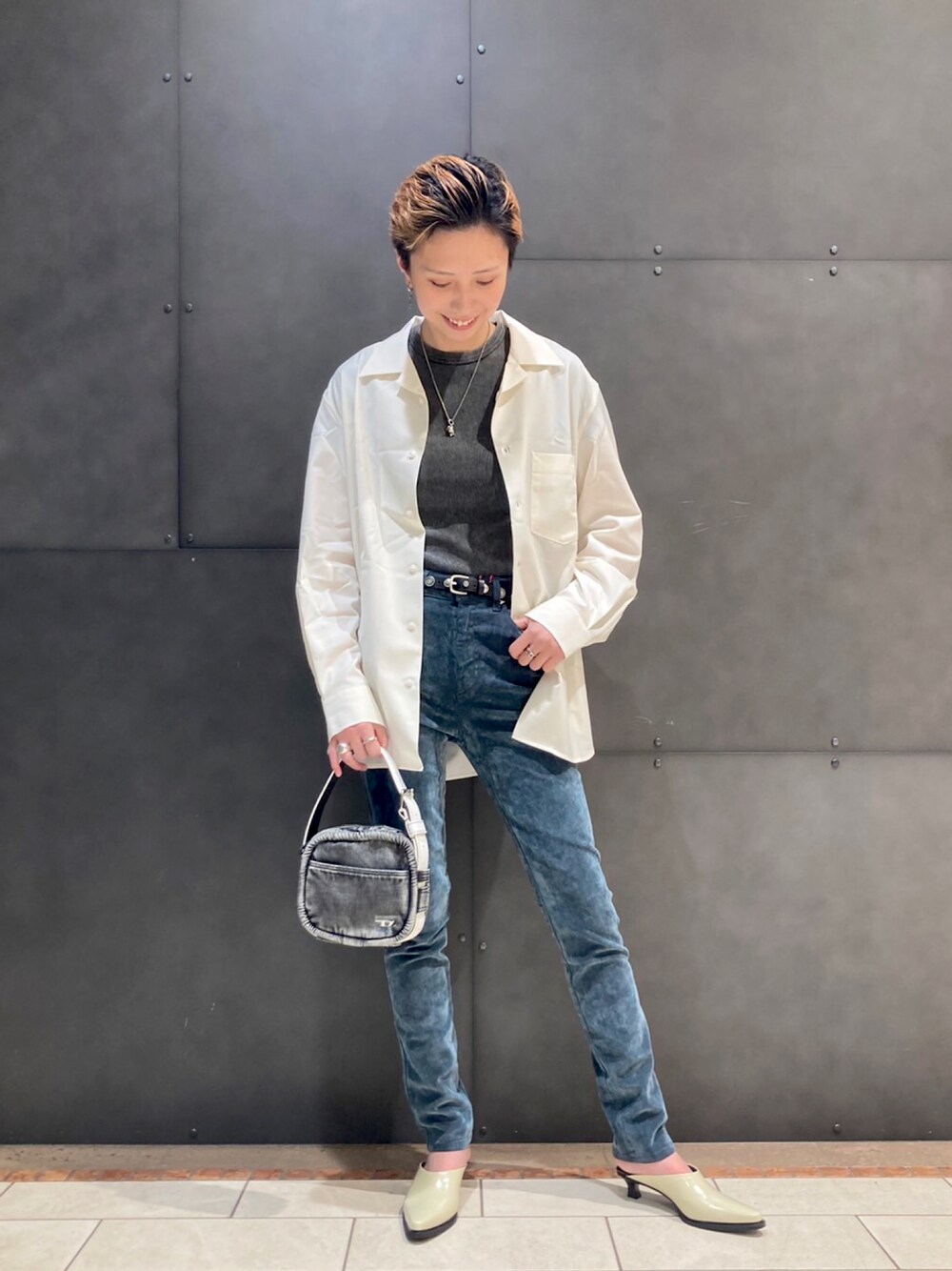 「4月、DIESEL、DIESELみなとみらい」｜「DIESELのレディース 半袖 リブ トップス ロゴ Tシャツ（Tシャツ/カットソー、ブラック系）」を使った、Yunaさん（レディース・170cm）の春コーディネートの1枚目の写真