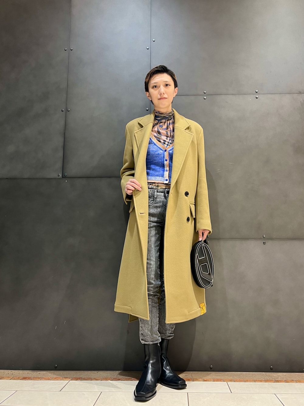 「9月、Diesel、DIESELみなとみらい」｜「DIESELのDIESEL SS22 レディース デニム スキニー グレー ジョグジーンズ（デニムパンツ、ブラック系）」を使った、Yunaさん（レディース・170cm）の秋コーディネートの1枚目の写真