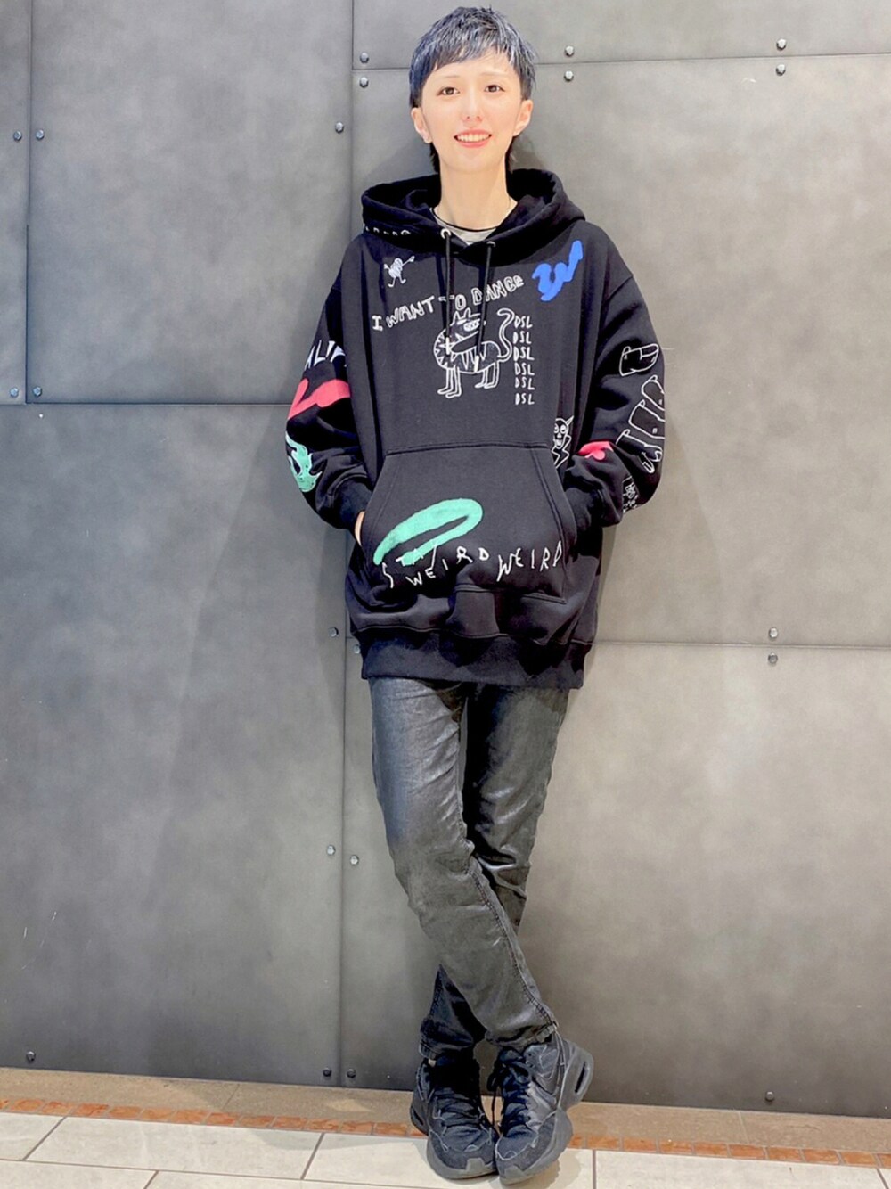 「Diesel、ディーゼル、11月」｜「DIESELのレディース パーカー スウェット グラフィック 裏起毛 ビックシルエット（パーカー、ブラック系）」を使った、Yunaさん（レディース・170cm）の秋コーディネートの1枚目の写真