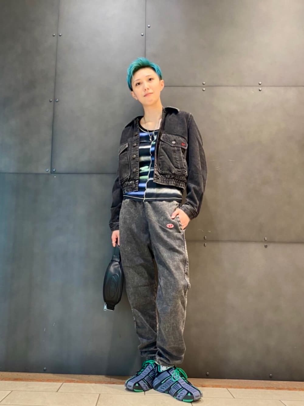 「4月、Diesel、DIESELみなとみらい、デニム」｜「DIESELのレディース デニム スリム ボンバー ジャケット ブラック（デニムジャケット、ブラック系）」を使った、Yunaさん（レディース・170cm）の春コーディネートの1枚目の写真