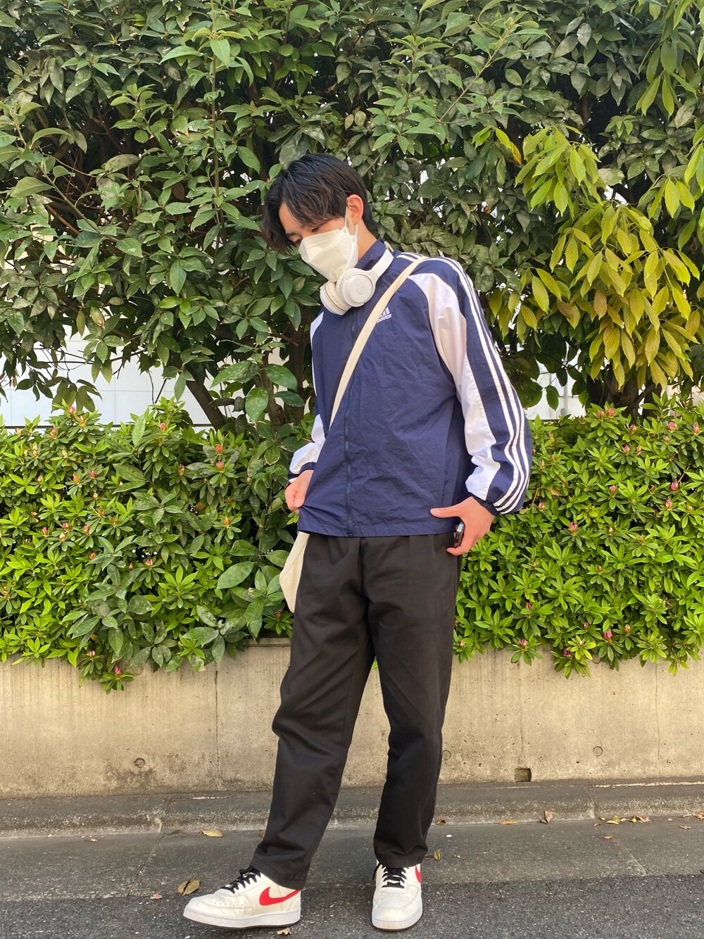 「春夏コーデ、休日コーデ、ストリート、ナイロンジャケット、中目黒」｜「GUのアイテム（その他パンツ、ブラック系）」を使った、naotarojrさん（メンズ・169cm）の春コーディネートの1枚目の写真
