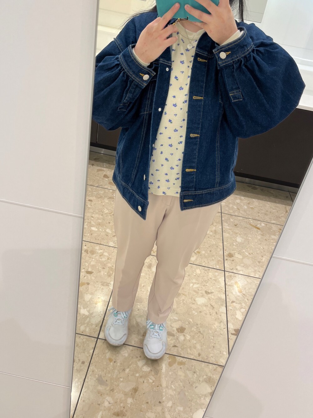 「Heather、Heatherコーデ、ジージャン、ジージャンコーデ、スニーカー、スニーカーコーデ、展示会、展示会コーデ」｜「Heatherのコインネックレス　254923（ネックレス、シルバー系）」を使った、mipoさん（レディース・157cm）の春コーディネートの1枚目の写真