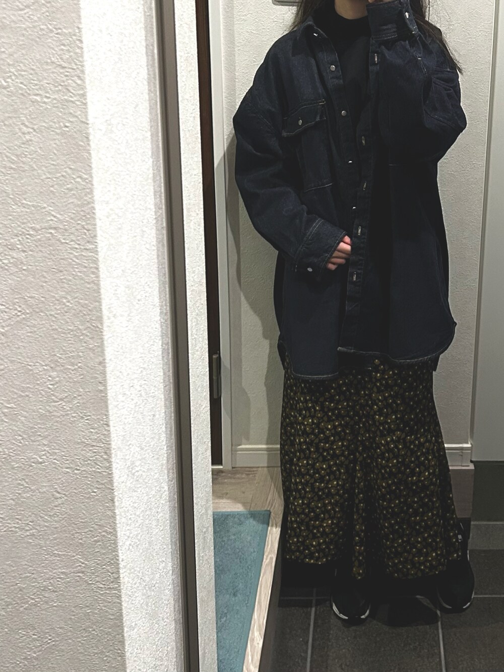 「オトナ女子、カジュアルコーデ、デニムジャケット、ロングスカート、花柄スカート、きれいめカジュアル、春、NIKE」｜「JEANASISのアソートデニムBIGシャツジャケット/266663（シャツ/ブラウス、ブルー系）」を使った、マナさん（レディース・164cm）の春コーディネートの1枚目の写真