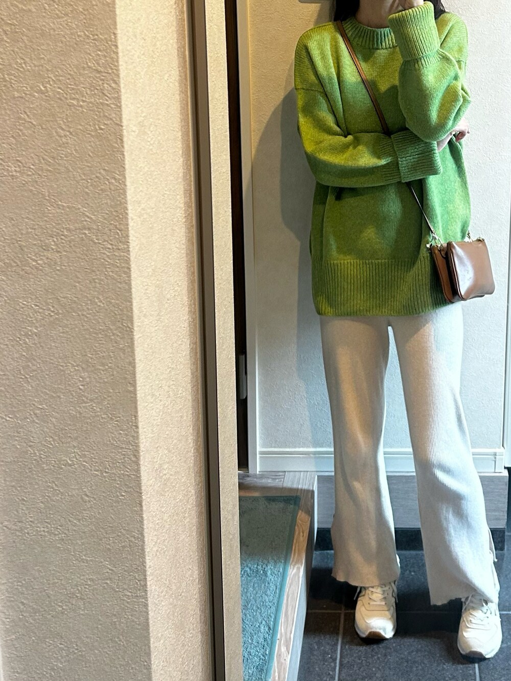 「キレイめコーデ、大人コーデ、パンツスタイル、大人ガーリー、ニット、スニーカー」｜「JOURNAL STANDARDのアイテム（ニット/セーター、グリーン系）」を使った、マナさん（レディース・164cm）の秋コーディネートの1枚目の写真