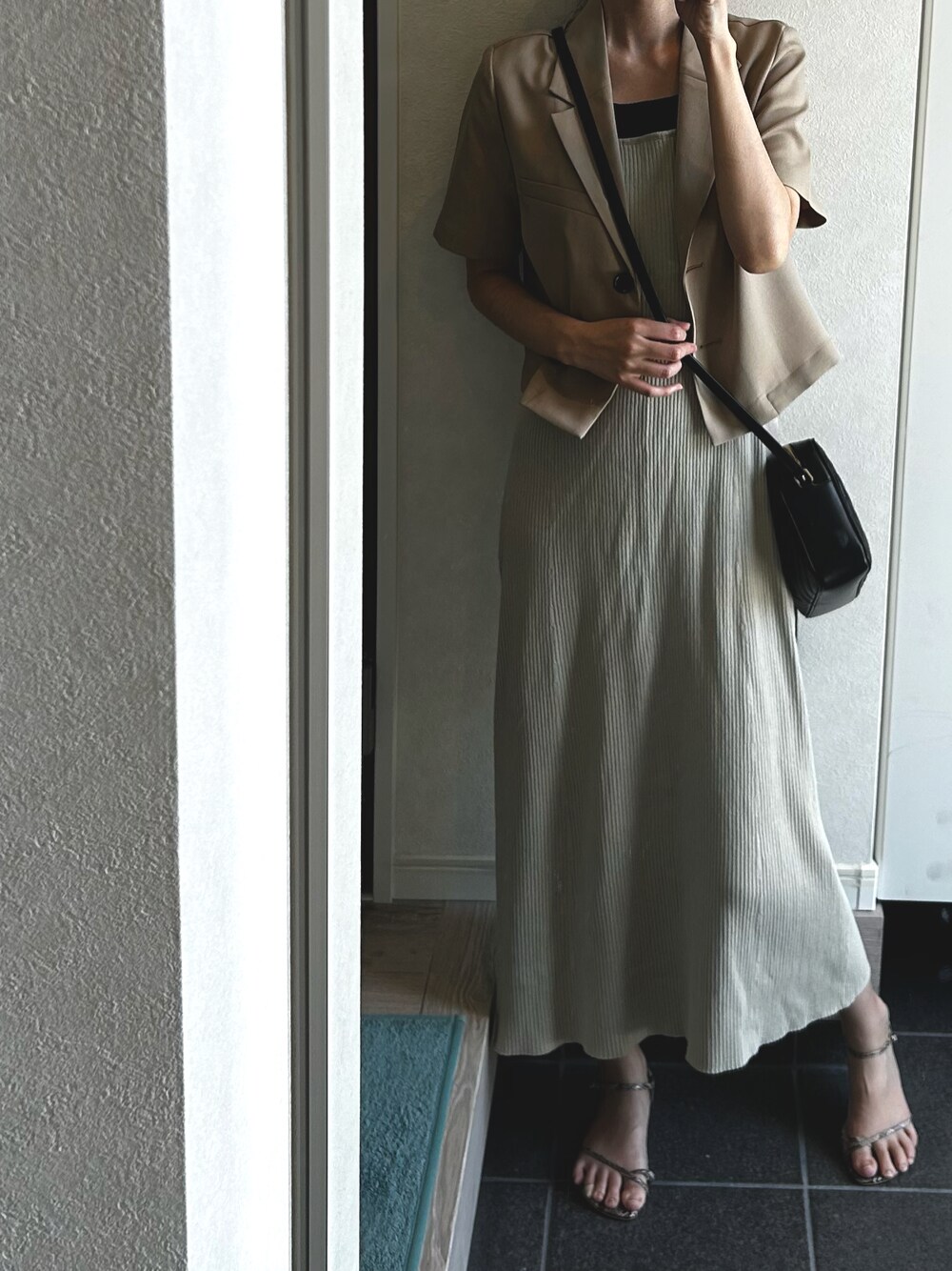 「大人コーデ、初夏コーデ、ラクチンコーデ、キレイめ、サンダル、プチプラコーデ、GU、ユニクロ、ワンピース」｜「UNIQLOのアイテム（キャミソール、ブラック系）」を使った、マナさん（レディース・164cm）の春コーディネートの1枚目の写真