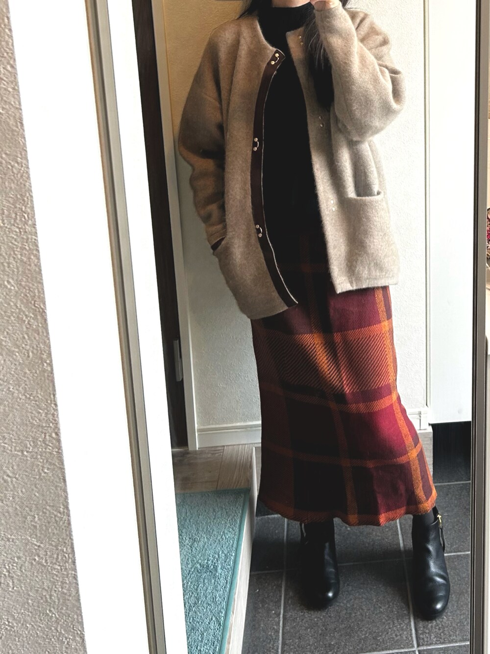 「オトナ女子、チェックスカート、タイトスカート、カーディガン、ブーツスタイル、きれいめコーディネート」｜「LAGUNAMOONのラクーン配色コクーンカーディガン（カーディガン/ボレロ、ブラウン系）」を使った、マナさん（レディース・164cm）の冬コーディネートの1枚目の写真