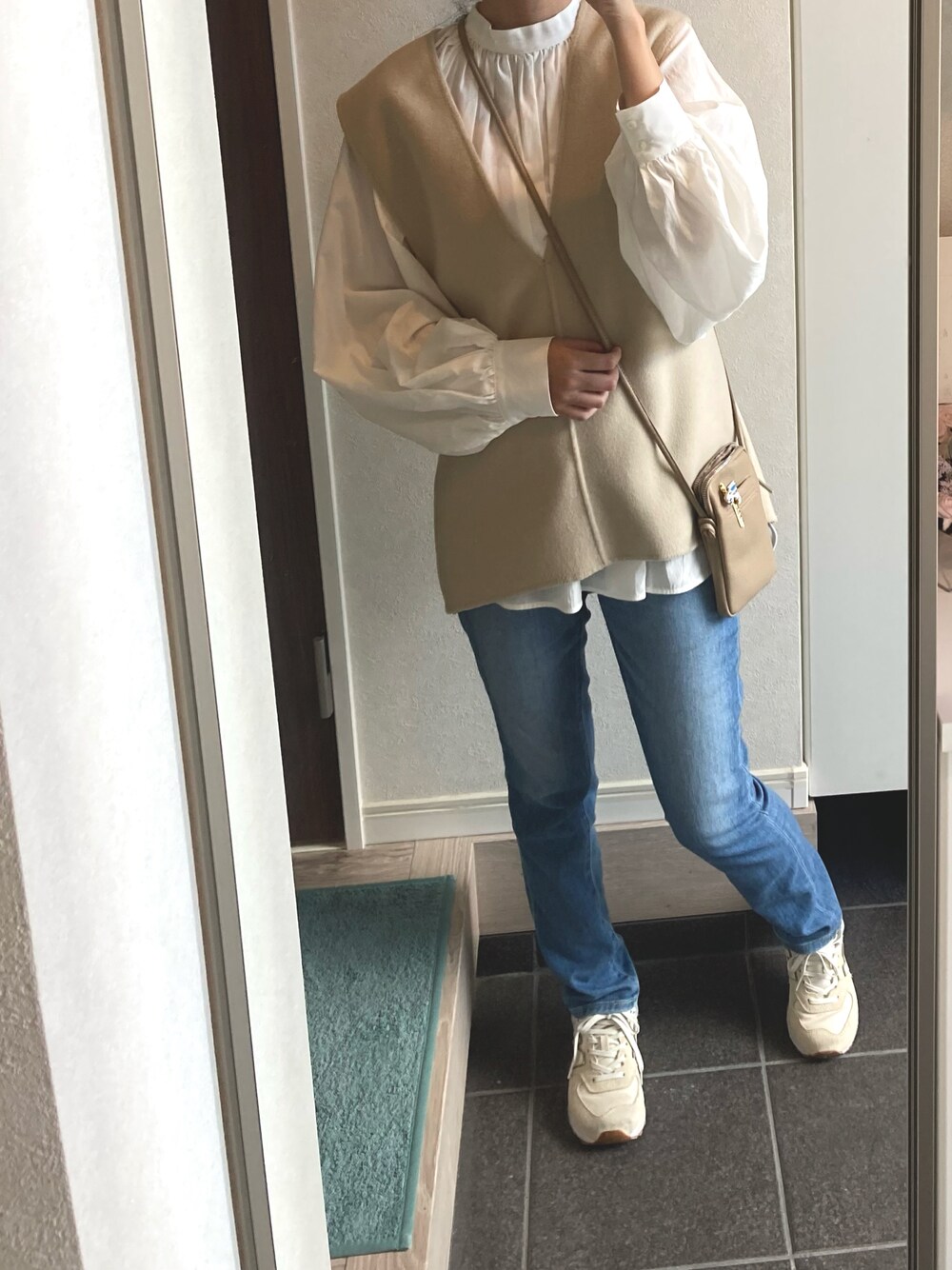 「秋服、大人カジュアル、シャツスタイル、白スニーカー、デニム、ベスト」｜「BEAUTY&YOUTH UNITED ARROWSのバックボタン ボリュームスリーブブラウス -ウォッシャブル-（シャツ/ブラウス、ホワイト系）」を使った、マナさん（レディース・164cm）の秋コーディネートの1枚目の写真