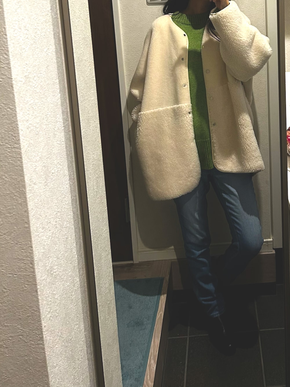 「カジュアル、デニムパンツ、ボリューム袖、ニット、ブーツ、オトナカワイイ、大人カジュアル、パンツスタイル、ボア」｜「BEAUTY&YOUTH UNITED ARROWSの【WEB限定】ボアムートン リバーシブルコート -2WAY-（ブルゾン、ホワイト系）」を使った、マナさん（レディース・164cm）の冬コーディネートの1枚目の写真