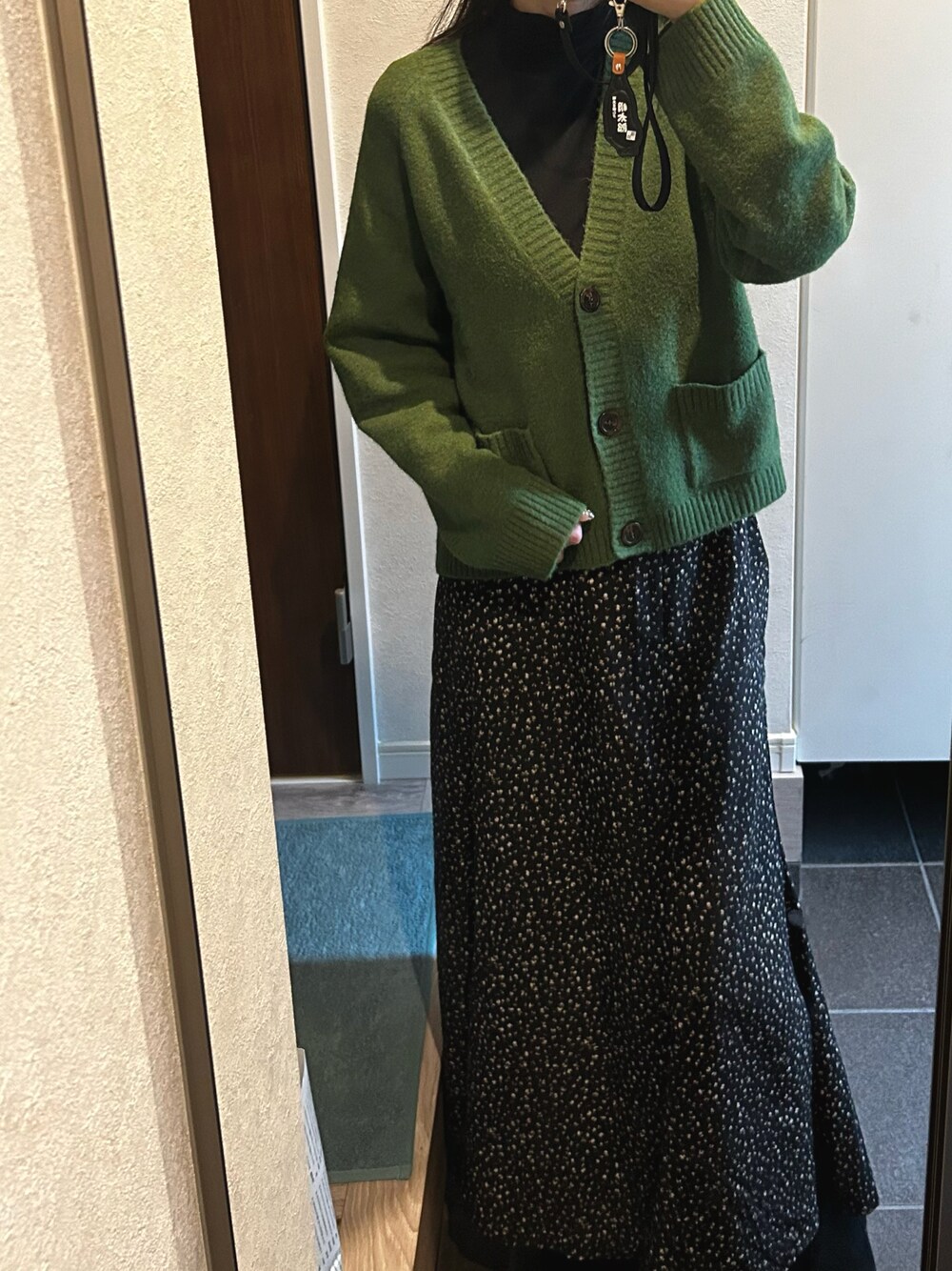 「秋服、秋冬コーデ、ゆるコーデ、ブラックコーデ、スカートスタイル、カーディガン」｜「BEAUTY&YOUTH UNITED ARROWSのベアフライス タートルネック カットソー（Tシャツ/カットソー、ブラック系）」を使った、マナさん（レディース・164cm）の秋コーディネートの1枚目の写真