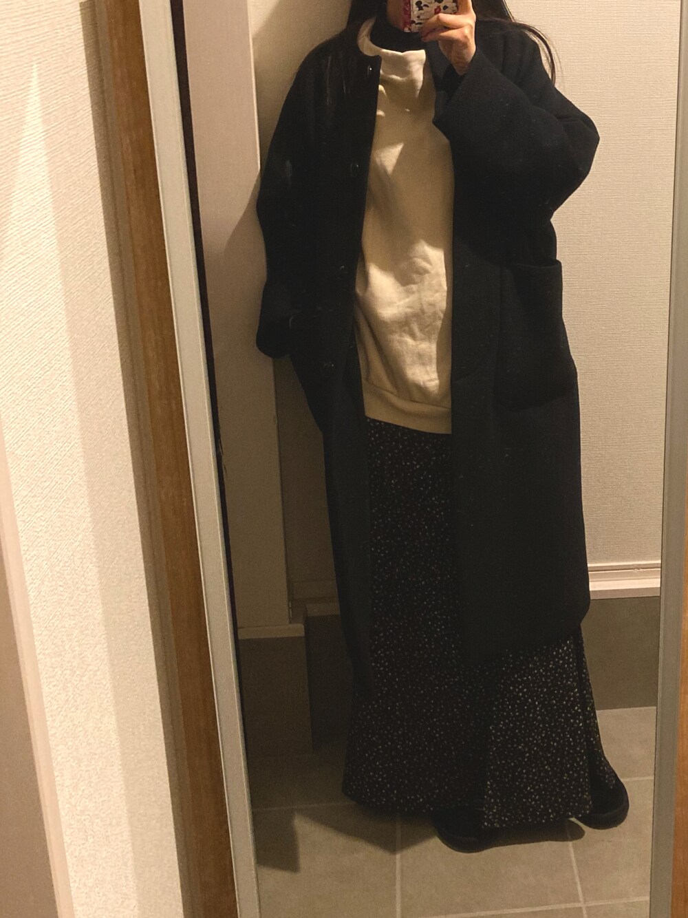 「ゆるコーデ、オトナ女子、ロングスカート、黒コート」｜「SLOBE IENAのダブルクロスシャルム サドルショルダーコート◆（ノーカラーコート、ブラック系）」を使った、マナさん（レディース・164cm）の冬コーディネートの1枚目の写真