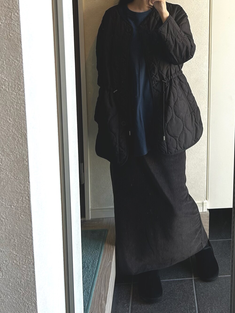 「秋、ロングスカート、大人女子、キレイめ、キレイめコーデ、キルティング」｜「SHIPSの〈手洗い可能〉キルティングインナーブルゾン◇（ブルゾン、ブラック系）」を使った、マナさん（レディース・164cm）の秋コーディネートの1枚目の写真