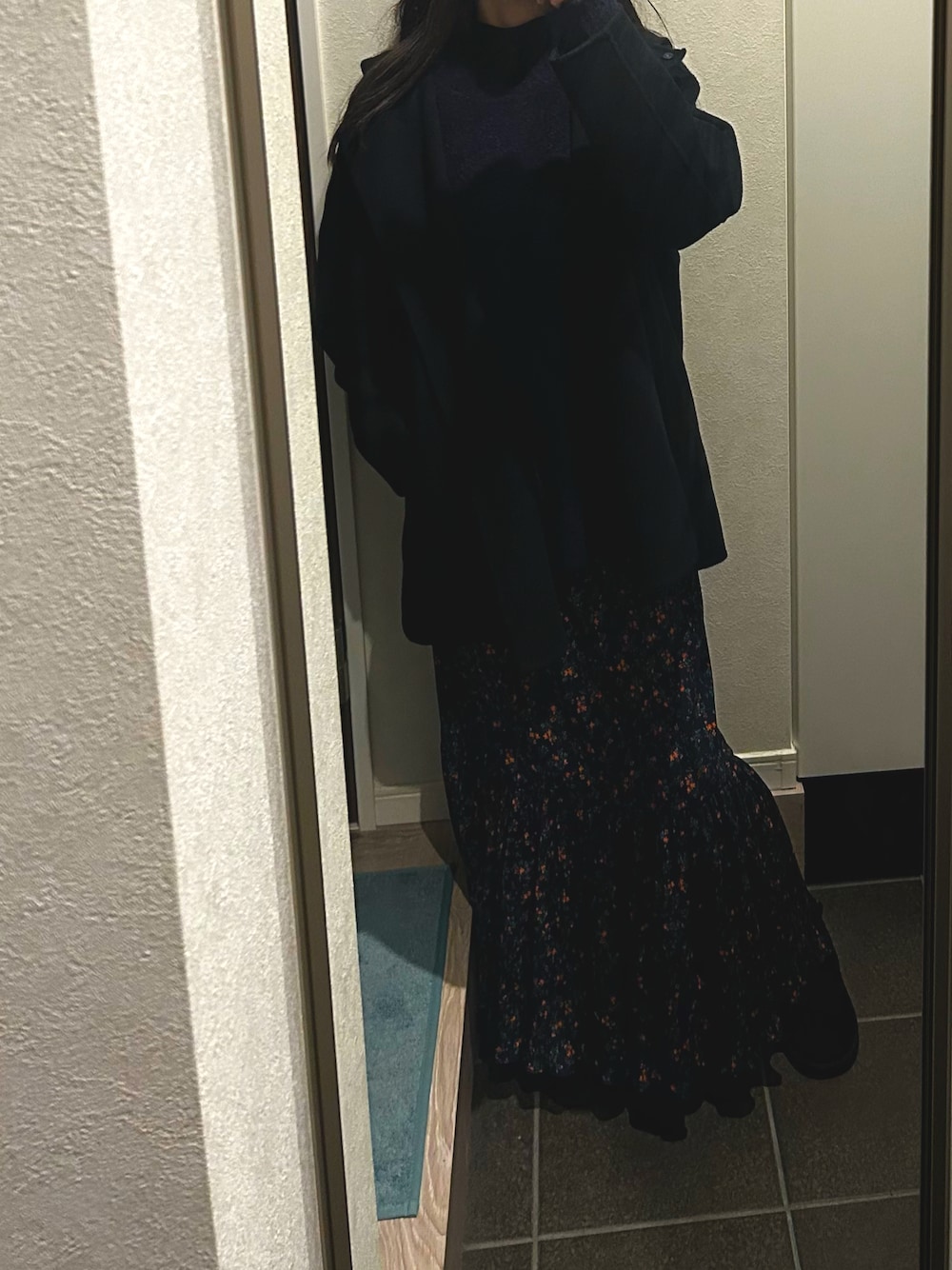 「冬のコーデ、はながらスカート、ロングスカート、ネイビー、ニット、オトナカワイイ」｜「JOURNAL STANDARD relumeのPINORI/ブークレヤーンクルーネックプルオーバー（ニット/セーター、ブルー系）」を使った、マナさん（レディース・164cm）の冬コーディネートの1枚目の写真