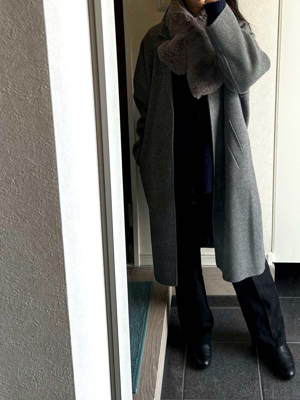 「シンプルスタイル、今日のコーデ、パンツスタイル、キレイめ、大人コーデ、ブーツ、ロングコート、黒、グレー」｜「JOURNAL STANDARD relumeのPINORI/ブークレヤーンクルーネックプルオーバー（ニット/セーター、ブルー系）」を使った、マナさん（レディース・164cm）の冬コーディネートの1枚目の写真