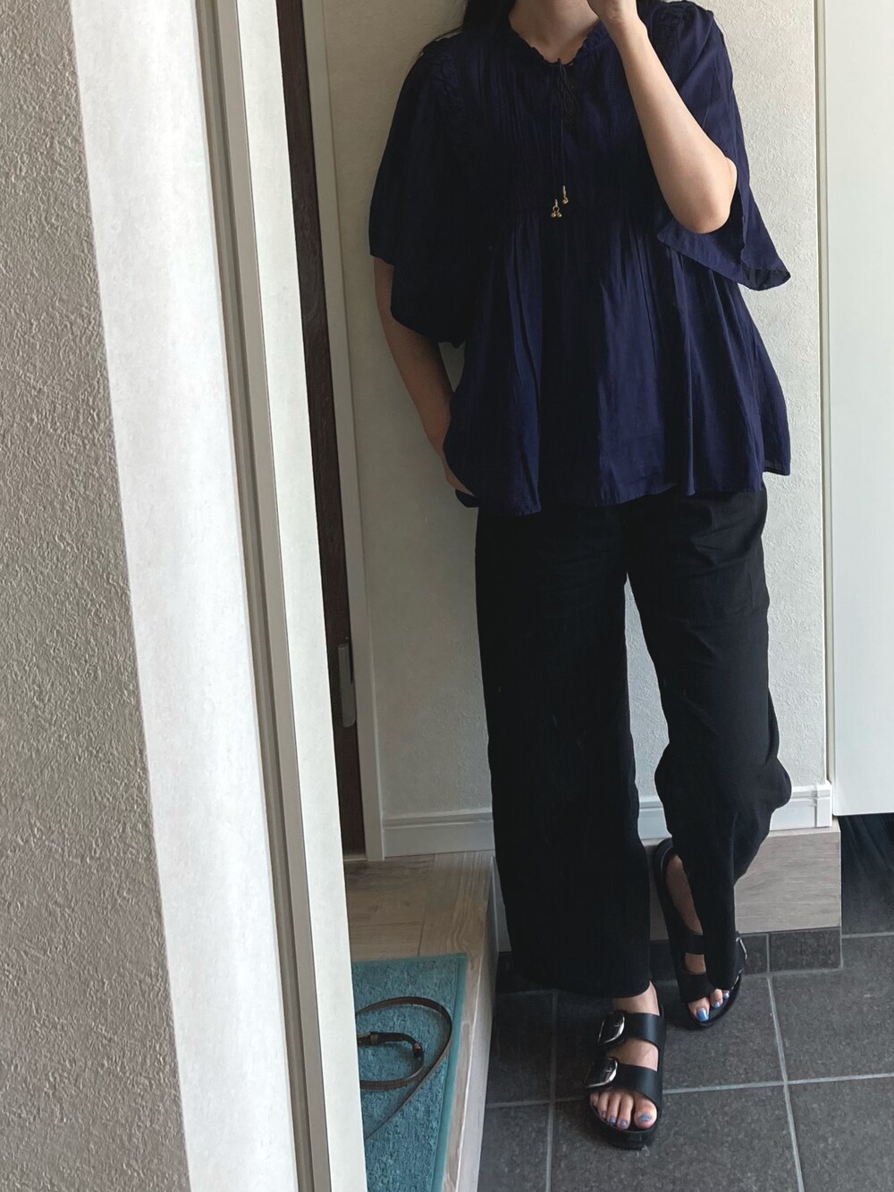 「パンツスタイル、キレイめ、リラックススタイル、ブラウス、黒パンツ、サンダル、ビルケンシュトック」｜「LUCA/LADY LUCK LUCAのLC/LLL コットンレーヨンフリルレースブラウス（シャツ/ブラウス、ブルー系）」を使った、マナさん（レディース・164cm）の夏コーディネートの1枚目の写真