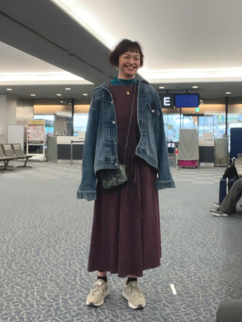 「スニーカー、ワンピース、お出かけコーデ日記、デニムジャケット、大人カジュアル、オトナ女子、成田空港、旅行」｜「LONGCHAMPのアイテム（ショルダーバッグ、ブラック系）」を使った、bunka1103さん（レディース・170cm）の春コーディネートの1枚目の写真