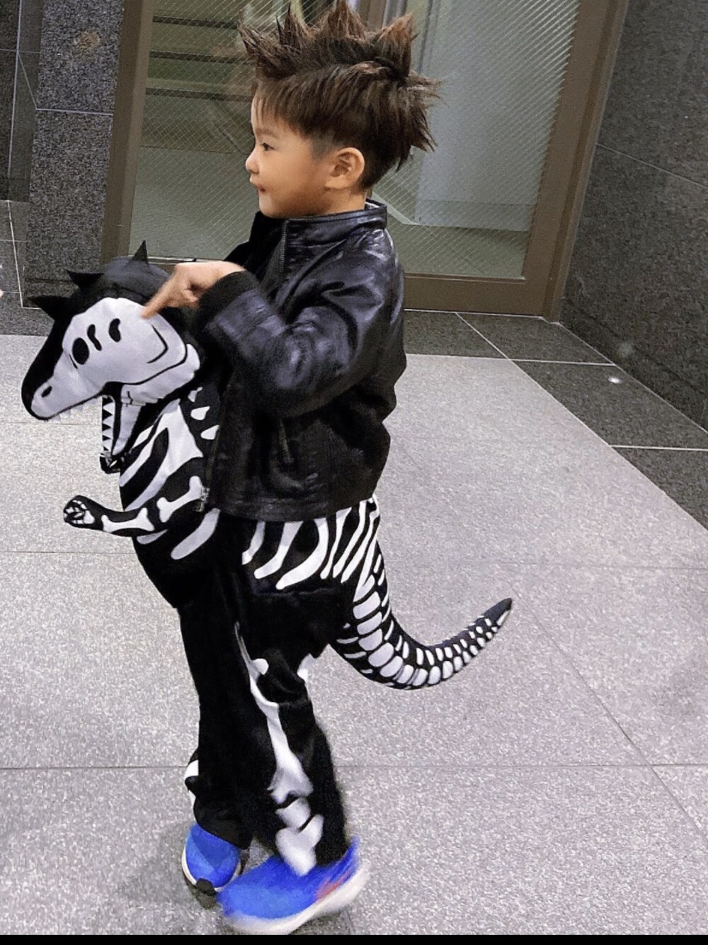 「wearhalloween2021、halloween、キッズコーデ、男の子コーデ、kids」｜「H&Mのアイテム（ライダースジャケット、ブラック系）」を使った、toaさん（キッズ・110cm）の秋コーディネートの1枚目の写真