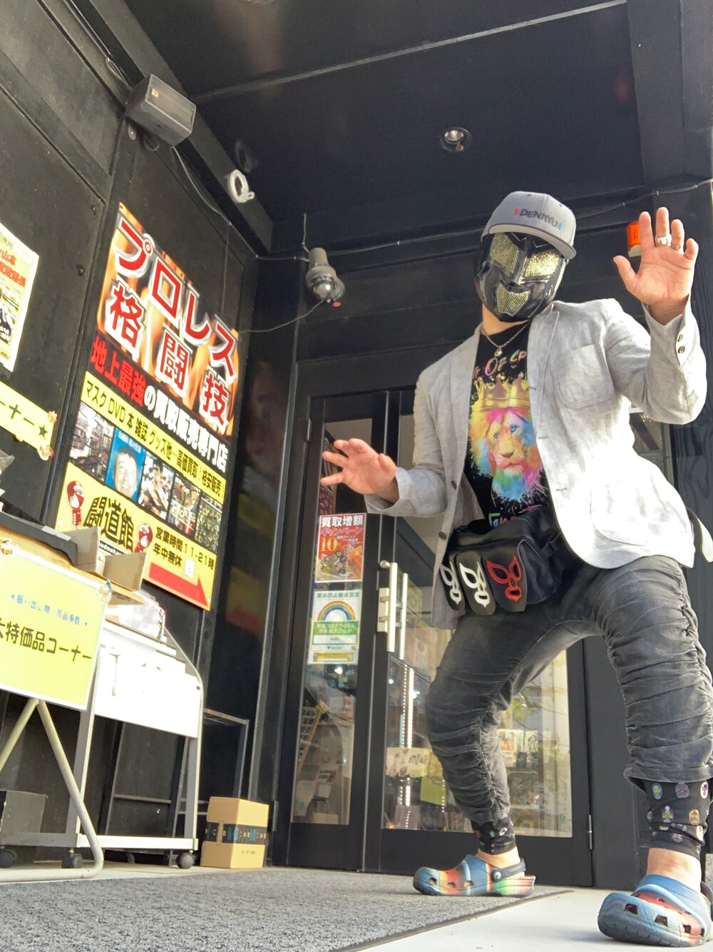 ブラック系のその他パンツ、ブラック系のボディバッグ/ウエストポーチ、その他のサンダルを着用したメンズの秋コーディネートの1枚目の写真