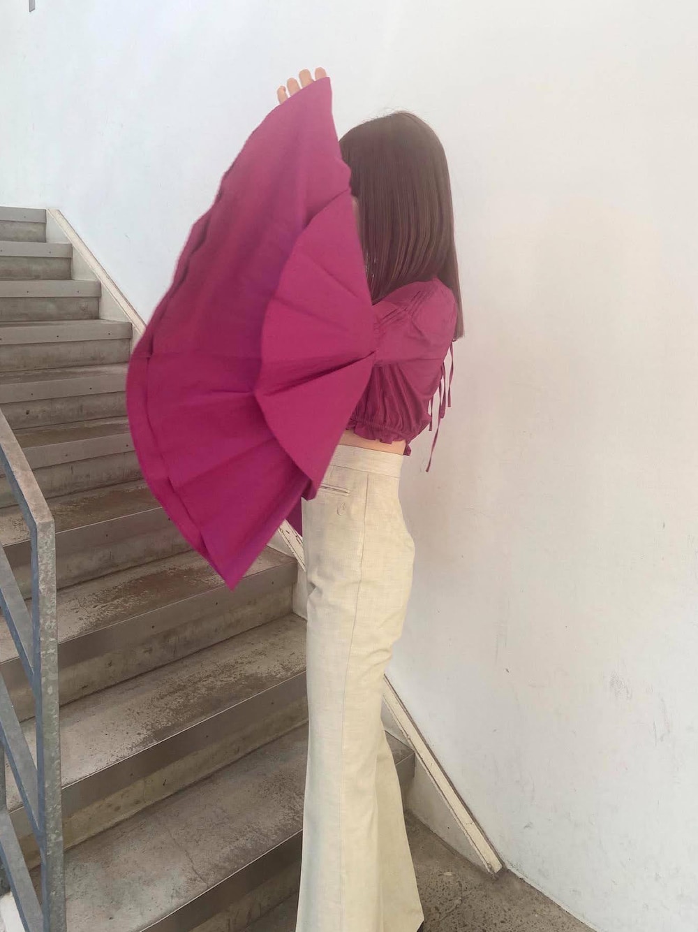 「Charles Chatonのclassic slacks（パンツ、ホワイト系）」を使った、yuklaly_さん（レディース・160cm）の秋コーディネートの1枚目の写真