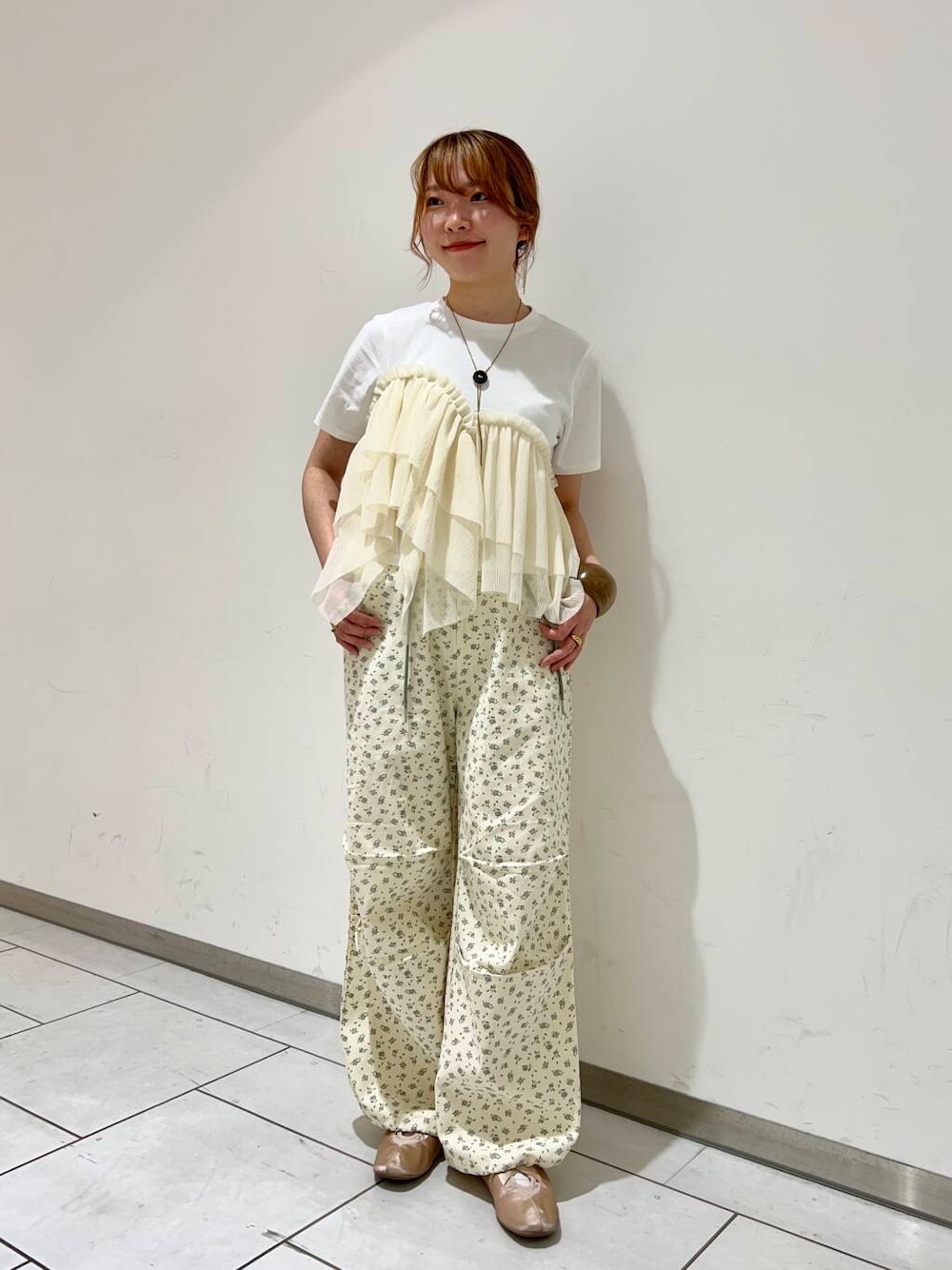 「KBF、夏コーデ、夏服、骨格ウェーブ、イエベ春、フラワープリントパンツ、アシメフリルドッキングtee」｜「KBFのフラワープリントドロストパンツ（その他パンツ、ホワイト系）」を使った、soooraaさん（レディース・159cm）の春コーディネートの1枚目の写真