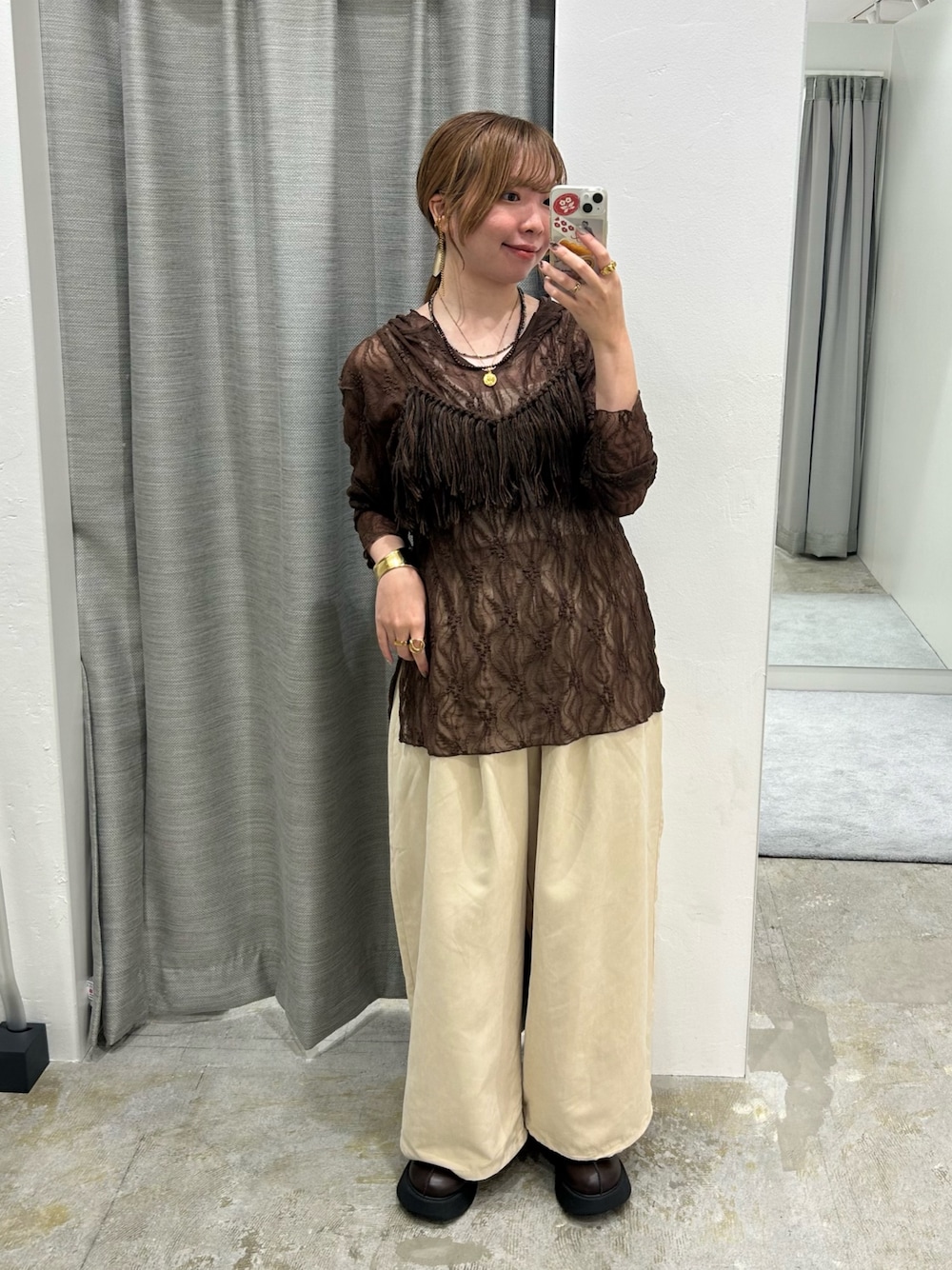 ブラウン系のTシャツ/カットソー、ベージュ系のその他パンツ、ブラウン系のニット/セーターを着用したレディースの秋コーディネートの1枚目の写真